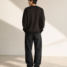 Fend双F提花圆领毛衣 面料选择: 选用以羊毛为主体搭配少量尼龙和涤纶纤维合成的2/45NM混纺纱线。羊毛赋予面料 Fend双F提花圆领毛衣 面料选择: 选用以羊毛为主体搭配少量尼龙和涤纶纤维合成的2/45NM混纺纱线。羊毛赋予面料