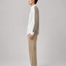 LOEWE棉质和针织拼接衬衫 面料1选择: 前片选用高支棉纱通过经密高,纬密低的织造工艺制成轻薄且具有极佳透气性的面料。 LOEWE棉质和针织拼接衬衫 面料1选择: 前片选用高支棉纱通过经密高,纬密低的织造工艺制成轻薄且具有极佳透气性的面料。