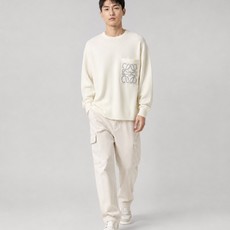 LOEWE口袋提花毛衣 面料选择: 选用49%粘纤43%棉和少量锦纶和氨纶织成。粘纤和棉主导亲肤、顺滑与垂坠感,贴身穿着 LOEWE口袋提花毛衣 面料选择: 选用49%粘纤43%棉和少量锦纶和氨纶织成。粘纤和棉主导亲肤、顺滑与垂坠感,贴身穿着