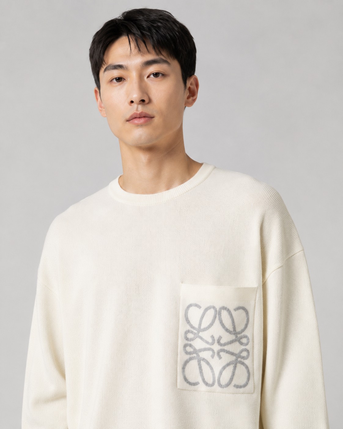 LOEWE口袋提花毛衣 面料选择： 选用49%粘纤43%棉和少量锦纶和氨纶织成。粘纤和棉主导亲肤、顺滑与垂坠感，贴身穿着