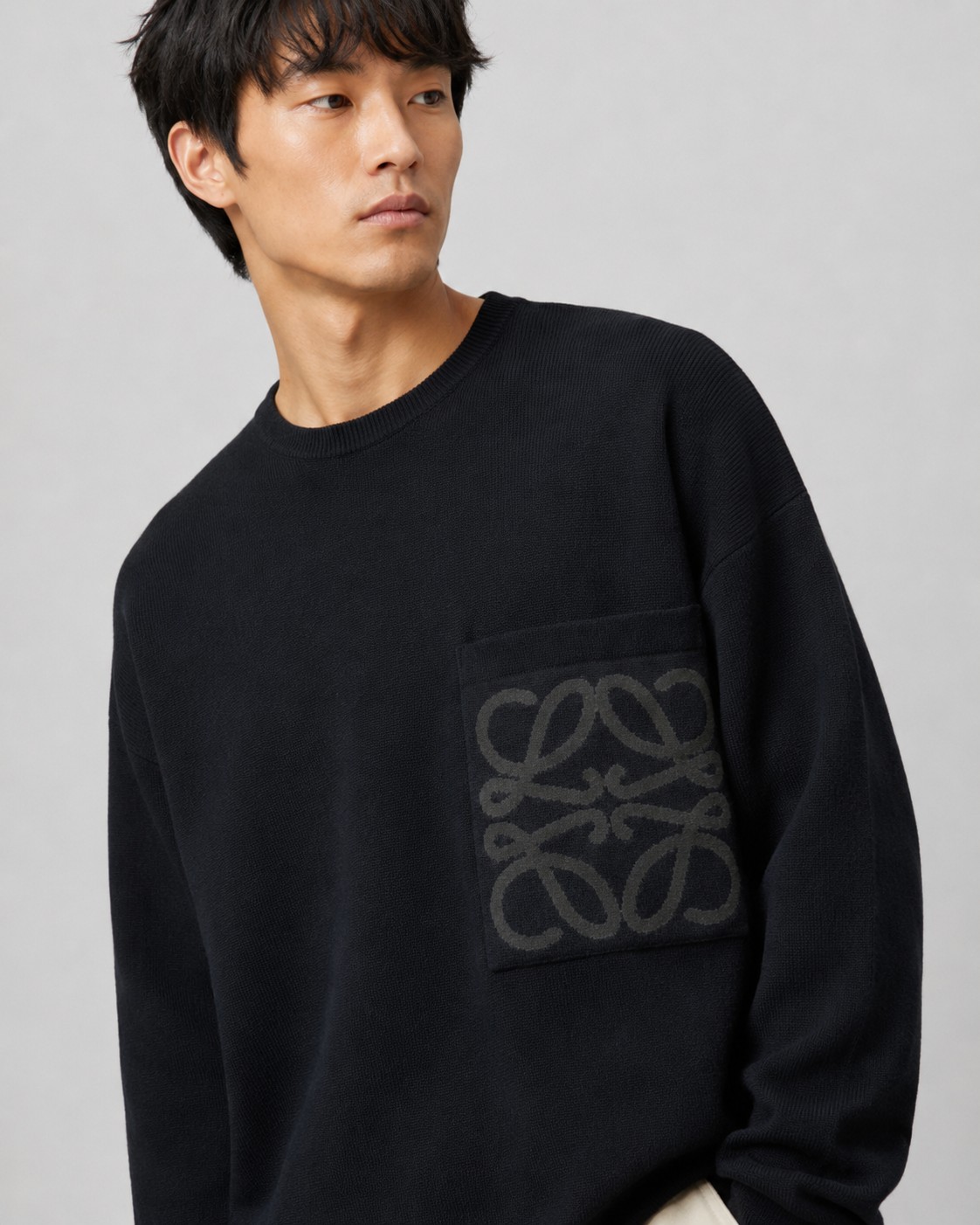 LOEWE口袋提花毛衣 面料选择： 选用49%粘纤43%棉和少量锦纶和氨纶织成。粘纤和棉主导亲肤、顺滑与垂坠感，贴身穿着