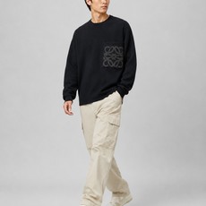 LOEWE口袋提花毛衣 面料选择: 选用49%粘纤43%棉和少量锦纶和氨纶织成。粘纤和棉主导亲肤、顺滑与垂坠感,贴身穿着 LOEWE口袋提花毛衣 面料选择: 选用49%粘纤43%棉和少量锦纶和氨纶织成。粘纤和棉主导亲肤、顺滑与垂坠感,贴身穿着