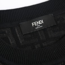 Fend双F提花圆领毛衣 面料选择: 选用以羊毛为主体搭配少量尼龙和涤纶纤维合成的2/45NM混纺纱线。羊毛赋予面料 Fend双F提花圆领毛衣 面料选择: 选用以羊毛为主体搭配少量尼龙和涤纶纤维合成的2/45NM混纺纱线。羊毛赋予面料