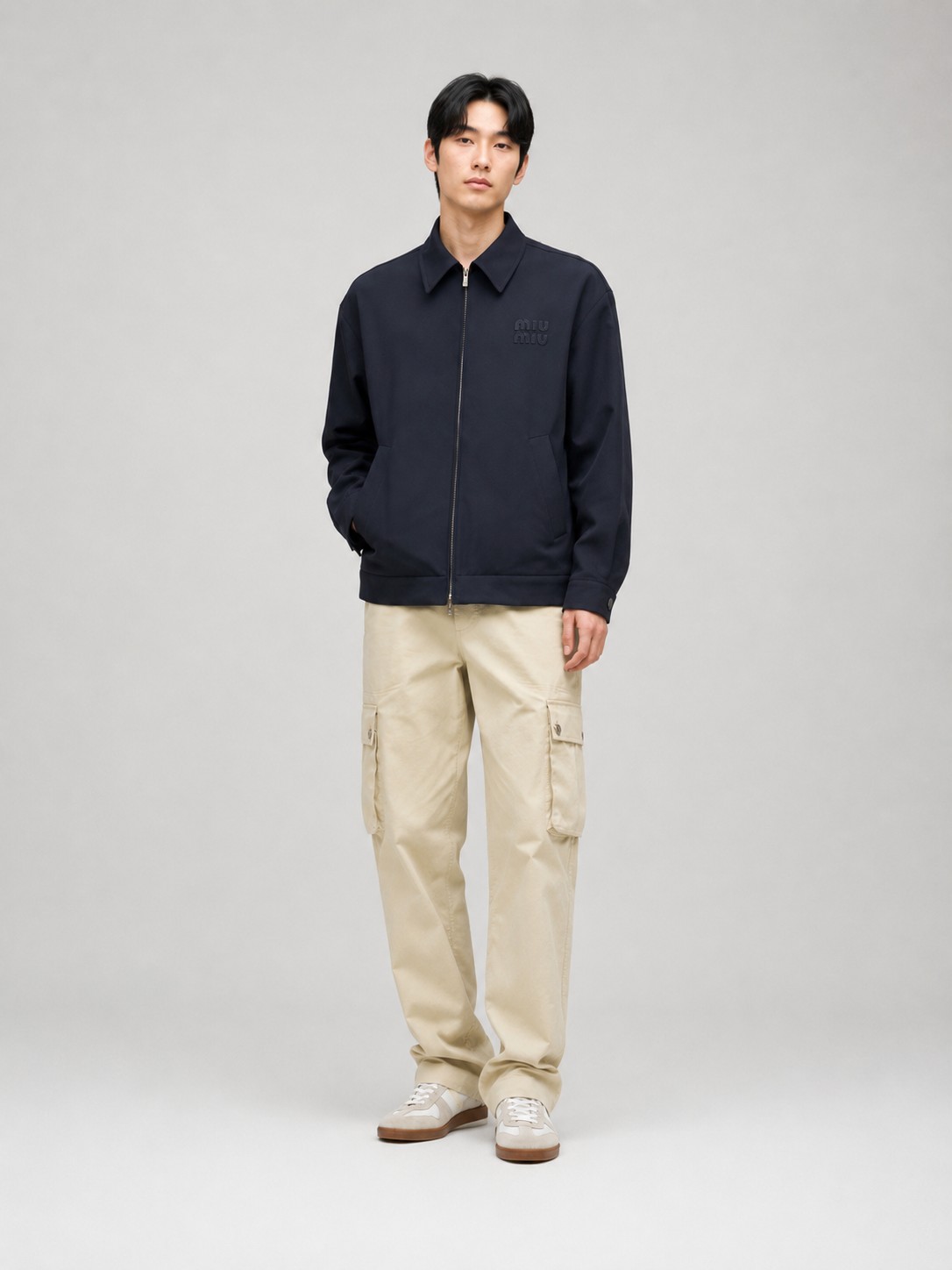 NO:955404,.24FW MIUMIU shirt jacket is a men's item that combines fashion and practicality. This jacket adopts a simple and fashionable design. It is characterized by a neutral and loose fit, showing a relaxed and lazy tone. Its design is simple and elegant, easy to match with various clothing, whether it is casual wear or formal wear, so it has high wearability. In terms of color, it adopts a navy blue dark style. It is not only resistant to dirt and easy to take care of, but also shows a mature and stable masculine temperament.  In addition, as an internationally renowned luxury brand, MIUMIU also has strict control over the materials and craftsmanship of its men's jackets. It usually uses high-quality fabrics and fine workmanship to ensure that each product can achieve the best wearing experience. Generally speaking, it is suitable for male consumers who pursue quality and personality to choose. Navy blue SIZE: S M L19860909.24FW MIUMIU衬衫夹克 时尚与实用性兼具的男装单品 这款夹克采用简约而时髦的设计,以中性宽松版型为特点,展现出一种松弛慵懒的腔调.其设计简约大方,易于搭配各种服饰,无论是休闲装还是正装都能轻松驾驭,因此具有很高的可穿性 在颜色方面,采用藏青色深色系款式 不仅耐脏易打理,还能展现出成熟稳重的男性气质. 此外,MIUMIU作为国际知名的奢侈品牌,其夹克男装在材质和工艺上也有着严格的把控.通常采用高品质的面料和精细的做工,确保每一件产品都能达到最佳的穿着体验. 总的来说,适合追求品质与个性的男性消费者选择 藏青色 SIZE: S M L XL 模特170.150斤推荐M码 必须砸锅,,miumiu,jackets & coats,shirts,,Men's clothing