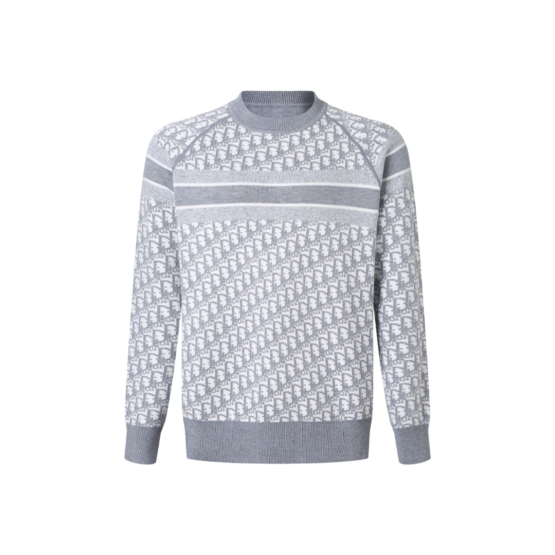 NO:957306,Dio jacquard double-sided crew neck sweater. Fabric features: Select wool, nylon and a small amount of spandex blended yarn, taking into account the warm and skin-friendly texture of wool and the strong and wear-resistant properties of nylon. The spandex gives the fabric moderate elasticity, allowing the upper body to stretch without being tight. The yarn is fine and smooth, not easy to pill or shrink, and has good breathable and temperature-locking properties; weaving process  Relying on imported computerized flat knitting machines for integrated weaving, double-sided jacquard technology is used to simultaneously weave the classic logo pattern all over the body. Patterns, horizontal stripes and letter jacquard layout are set through precise procedures, and the yarns are interlaced and woven according to the trajectory. The body, raglan sleeves, ribbed collar and cuffs are integrated into the entire blank; after the fabric piece is completed, it is pre-shrunk, washed and shaped to balance the fabric tension and prevent deformation after washing; finally, the shoulder seams are sewn and trimmed to completely retain the jacquard pattern. Details  The round neck is ribbed, with long-lasting elasticity and not easy to loosen. The collar line is smooth and fits the neck without being stuffy or stuck. The cuffs and hem are made of high-density ribbing in the same color, which has balanced elasticity, effective windproof and temperature locking, and is not easy to loosen and curl after multiple washings. Accessories have one-to-one customized size markings. One-to-one customized washing labels. Size: 46 48 50 52 Style No. D348, dior, sweaters,19860909Dio提花双面穿圆领毛衣 面料特点 甄选羊毛、锦纶搭配少量氨纶混纺纱线,兼顾羊毛温润亲肤的质感与锦纶强韧耐磨属性,氨纶赋予面料适度弹力,上身舒展不紧绷.纱线细腻顺滑,不易起球、不易缩水,拥有良好透气锁温性能； 织造工艺 依托进口电脑横机一体化织造,采用双面提花工艺同步织出全身满幅经典标识纹样.通过精准程序设定纹样、横向条纹与字母提花排版,纱线按轨迹交错编织,衣身、插肩袖、罗纹领口袖口一体化织造成整片毛坯；完成织片后进行预缩、水洗定型,平衡面料张力,防止成衣洗后变形；最后缝合肩缝、收整裁边,完整保留提花图案. 细节 圆领为罗纹收织,弹力持久不易松垮,领圈走线平整,贴合颈部不闷不卡；袖口与下摆采用同色系高密度罗纹收口,弹性均衡,有效防风锁温,多次水洗不易松弛卷边. 辅料一比一定制尺码唛 一比一定制水洗标 Size:46 48 50 52 款号D348,,dior,sweaters,,Men's clothing