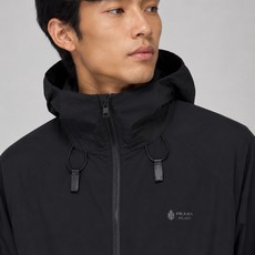 PRA字母印花连帽外套 面料选择: 甄选高品质尼龙面料打造,面料触感细腻柔和,自带轻薄挺括属性,兼具优良抗皱性与轻 PRA字母印花连帽外套 面料选择: 甄选高品质尼龙面料打造,面料触感细腻柔和,自带轻薄挺括属性,兼具优良抗皱性与轻