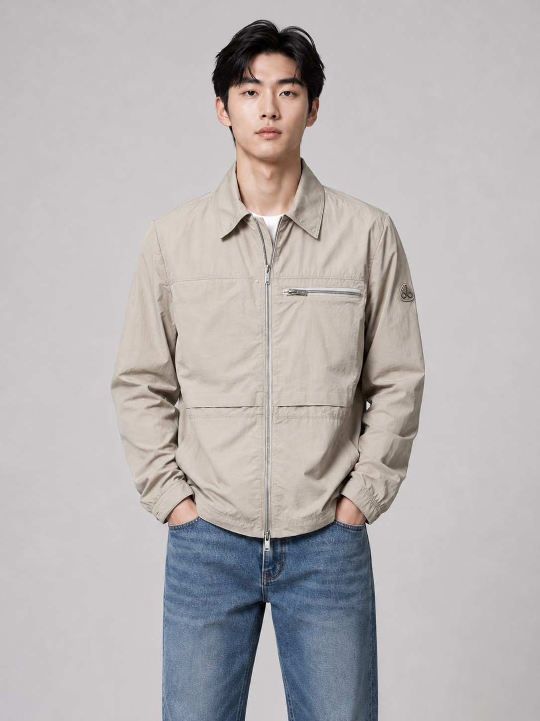 Goose kn饰标翻领夹克 面料选择: 这款翻领夹克采用57%再生尼龙+40%棉+3%弹性纤维混纺面料,面料与内衬同质 Goose kn饰标翻领夹克 面料选择: 这款翻领夹克采用57%再生尼龙+40%棉+3%弹性纤维混纺面料,面料与内衬同质