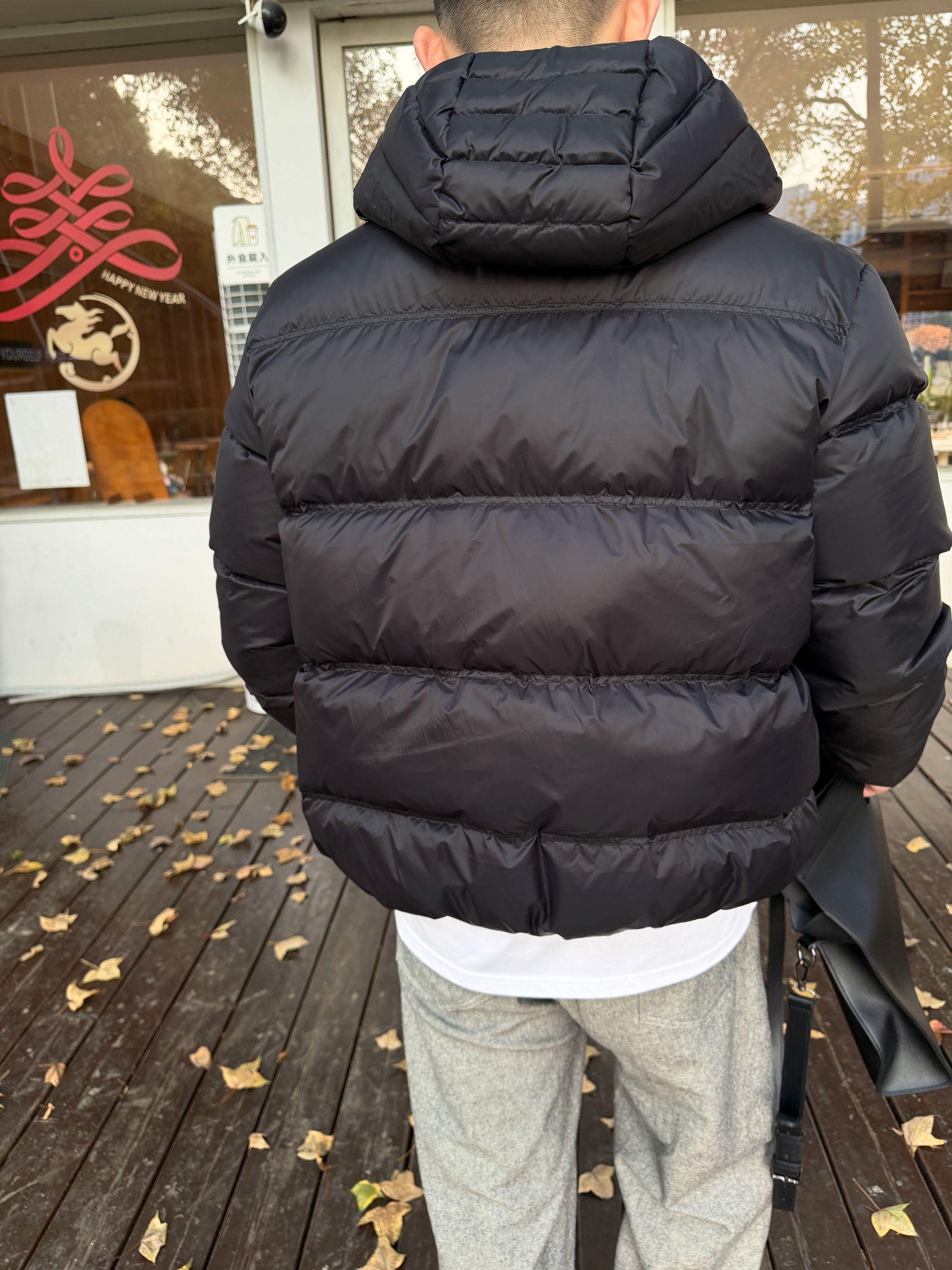 羽绒服-。Monc刀锋武士口袋连帽羽绒服 面料选择:  面料与里料均采用100%聚酰胺纤维(锦纶)打造，高密度织造布面细