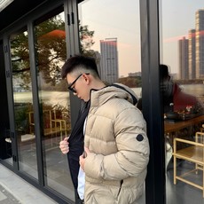 羽绒服-。Monc刀锋武士口袋连帽羽绒服 面料选择: 面料与里料均采用100%聚酰胺纤维(锦纶)打造,高密度织造布面细 羽绒服-。Monc刀锋武士口袋连帽羽绒服 面料选择: 面料与里料均采用100%聚酰胺纤维(锦纶)打造,高密度织造布面细