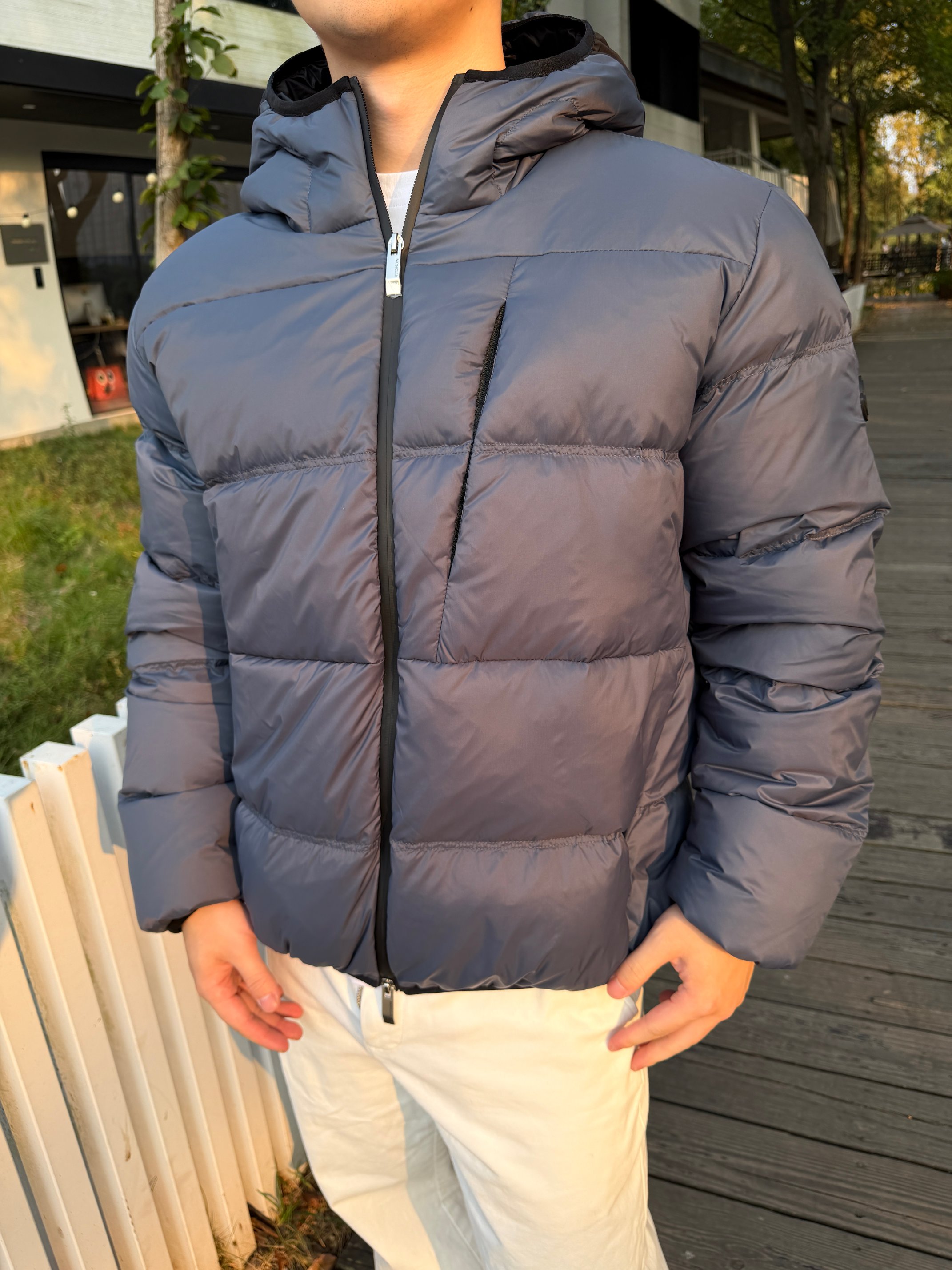羽绒服-。Monc刀锋武士口袋连帽羽绒服 面料选择:  面料与里料均采用100%聚酰胺纤维(锦纶)打造，高密度织造布面细