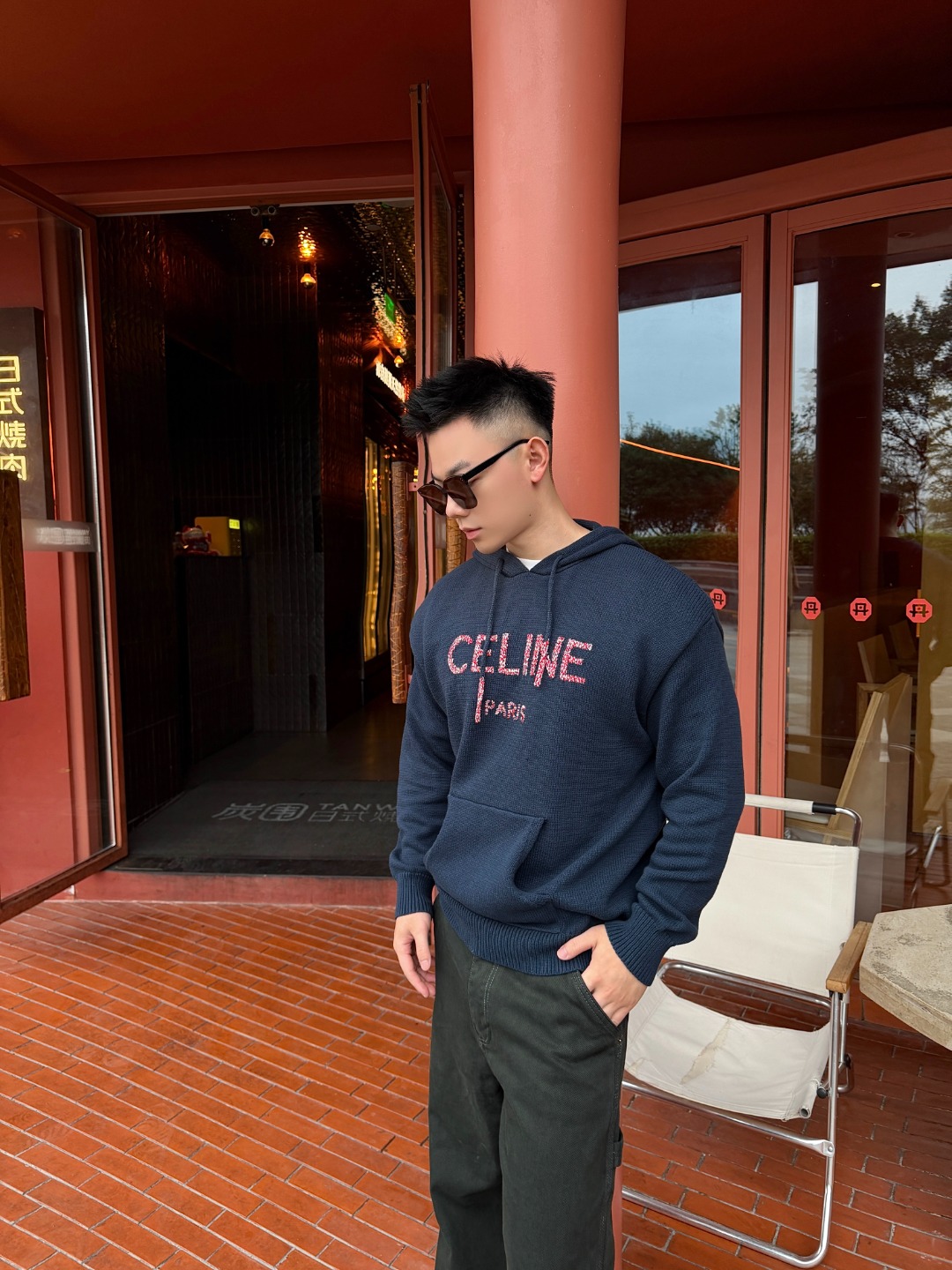 Cel绣花连帽毛衣 面料选择： 面料采用62%棉搭配38%锦纶混纺纱线，经过合股捻纱工艺，将棉纤维与锦纶长丝捻合为一体，