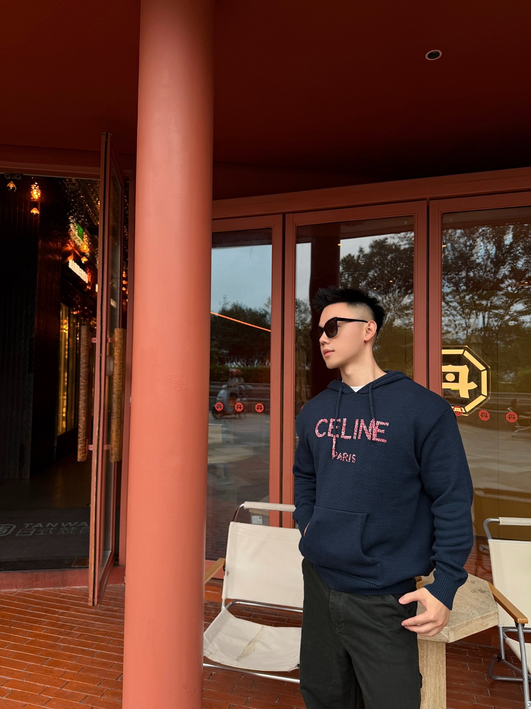 Cel绣花连帽毛衣 面料选择： 面料采用62%棉搭配38%锦纶混纺纱线，经过合股捻纱工艺，将棉纤维与锦纶长丝捻合为一体，