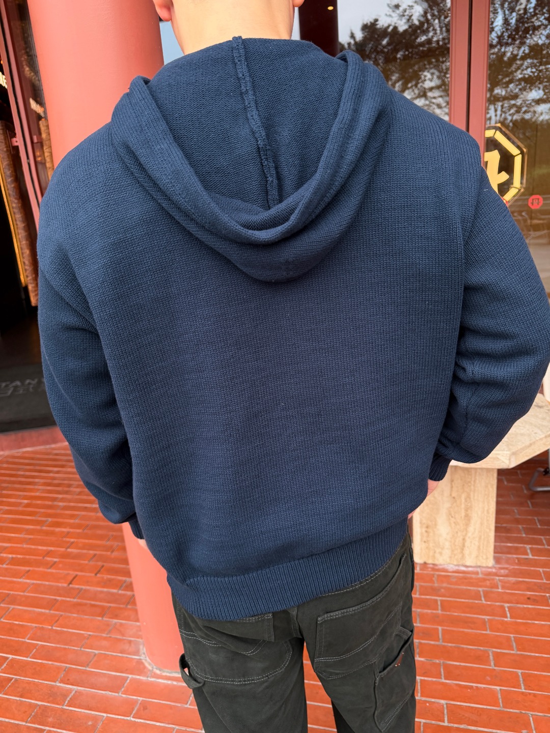 Cel绣花连帽毛衣 面料选择： 面料采用62%棉搭配38%锦纶混纺纱线，经过合股捻纱工艺，将棉纤维与锦纶长丝捻合为一体，