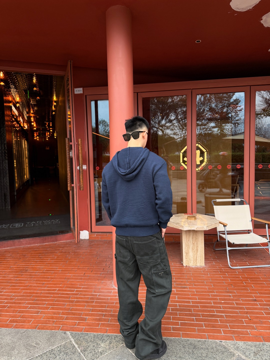 Cel绣花连帽毛衣 面料选择： 面料采用62%棉搭配38%锦纶混纺纱线，经过合股捻纱工艺，将棉纤维与锦纶长丝捻合为一体，