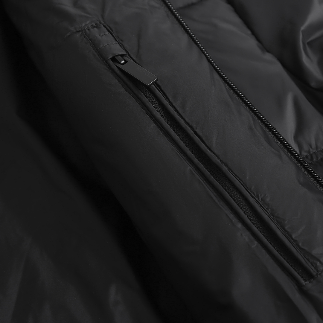羽绒服-。Monc刀锋武士口袋连帽羽绒服 面料选择:  面料与里料均采用100%聚酰胺纤维(锦纶)打造，高密度织造布面细