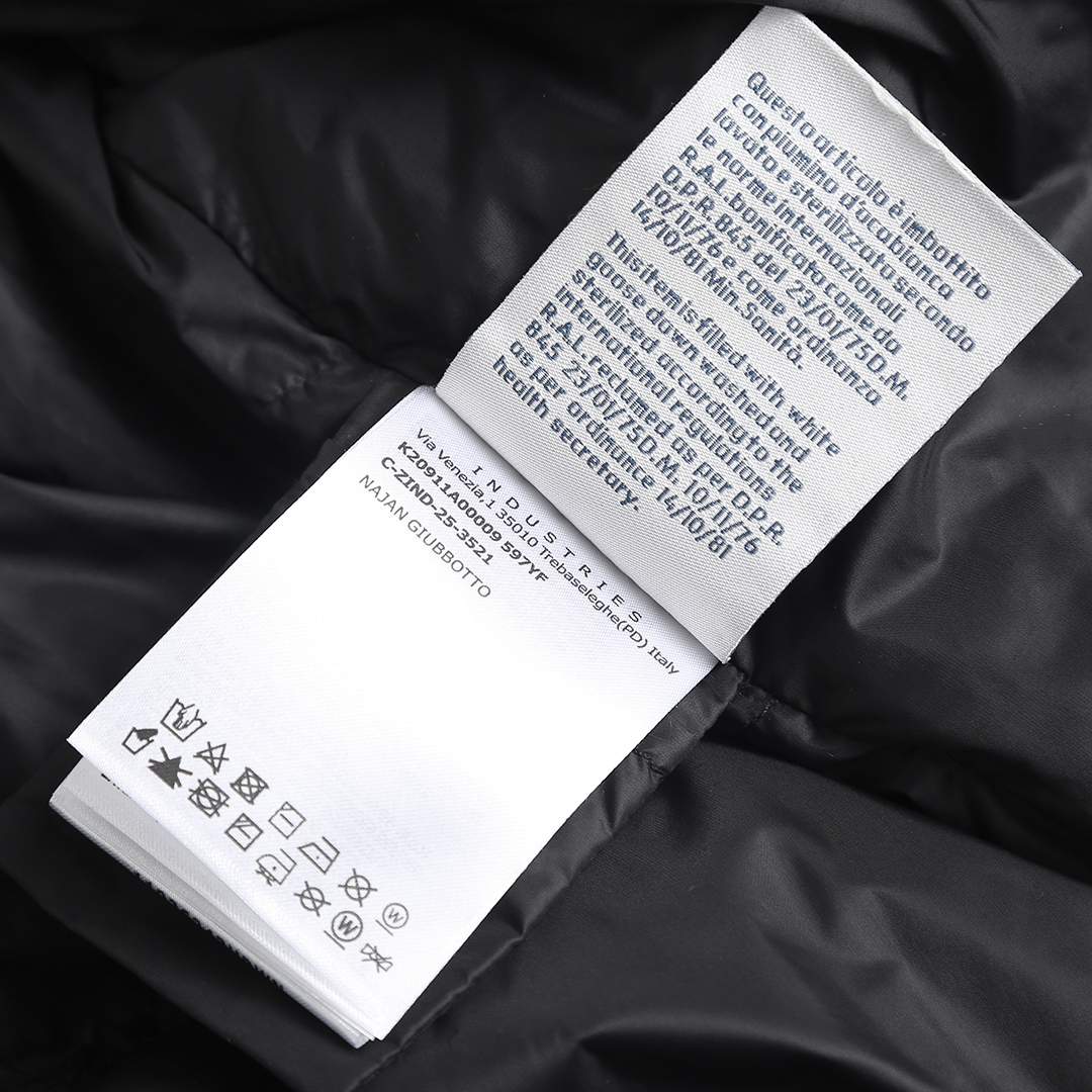 羽绒服-。Monc刀锋武士口袋连帽羽绒服 面料选择:  面料与里料均采用100%聚酰胺纤维(锦纶)打造，高密度织造布面细