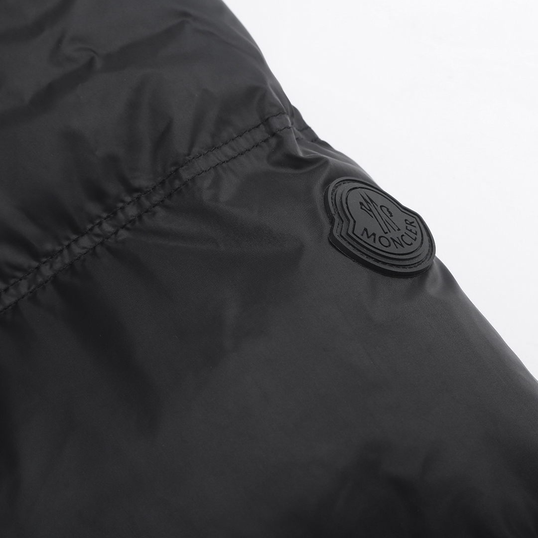 羽绒服-。Monc刀锋武士口袋连帽羽绒服 面料选择:  面料与里料均采用100%聚酰胺纤维(锦纶)打造，高密度织造布面细