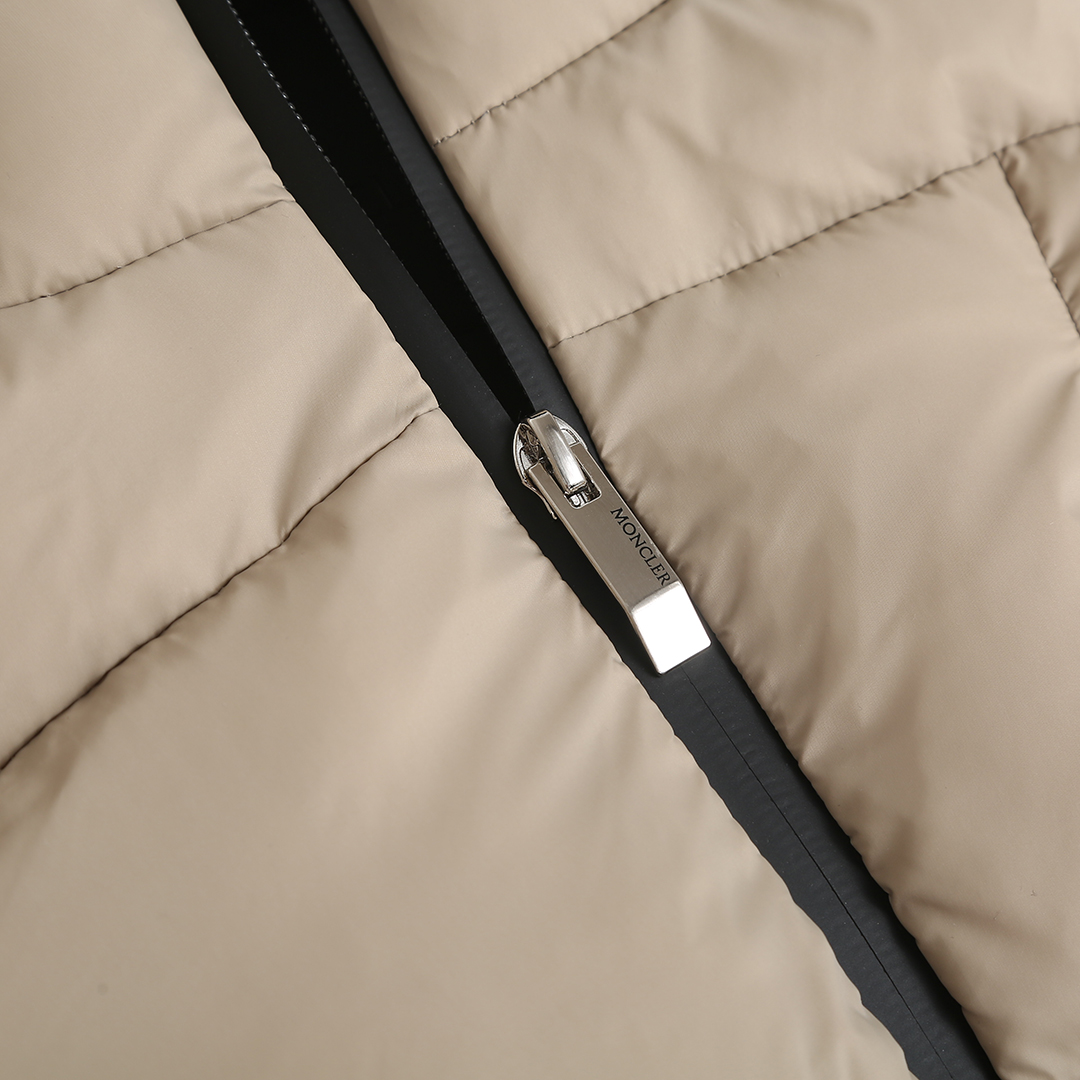 羽绒服-。Monc刀锋武士口袋连帽羽绒服 面料选择:  面料与里料均采用100%聚酰胺纤维(锦纶)打造，高密度织造布面细