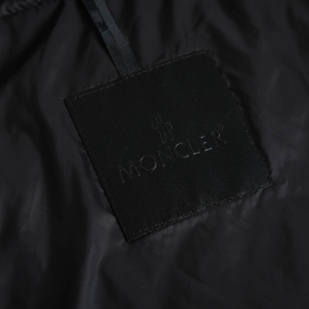 羽绒服-。Monc刀锋武士口袋连帽羽绒服 面料选择:  面料与里料均采用100%聚酰胺纤维(锦纶)打造，高密度织造布面细
