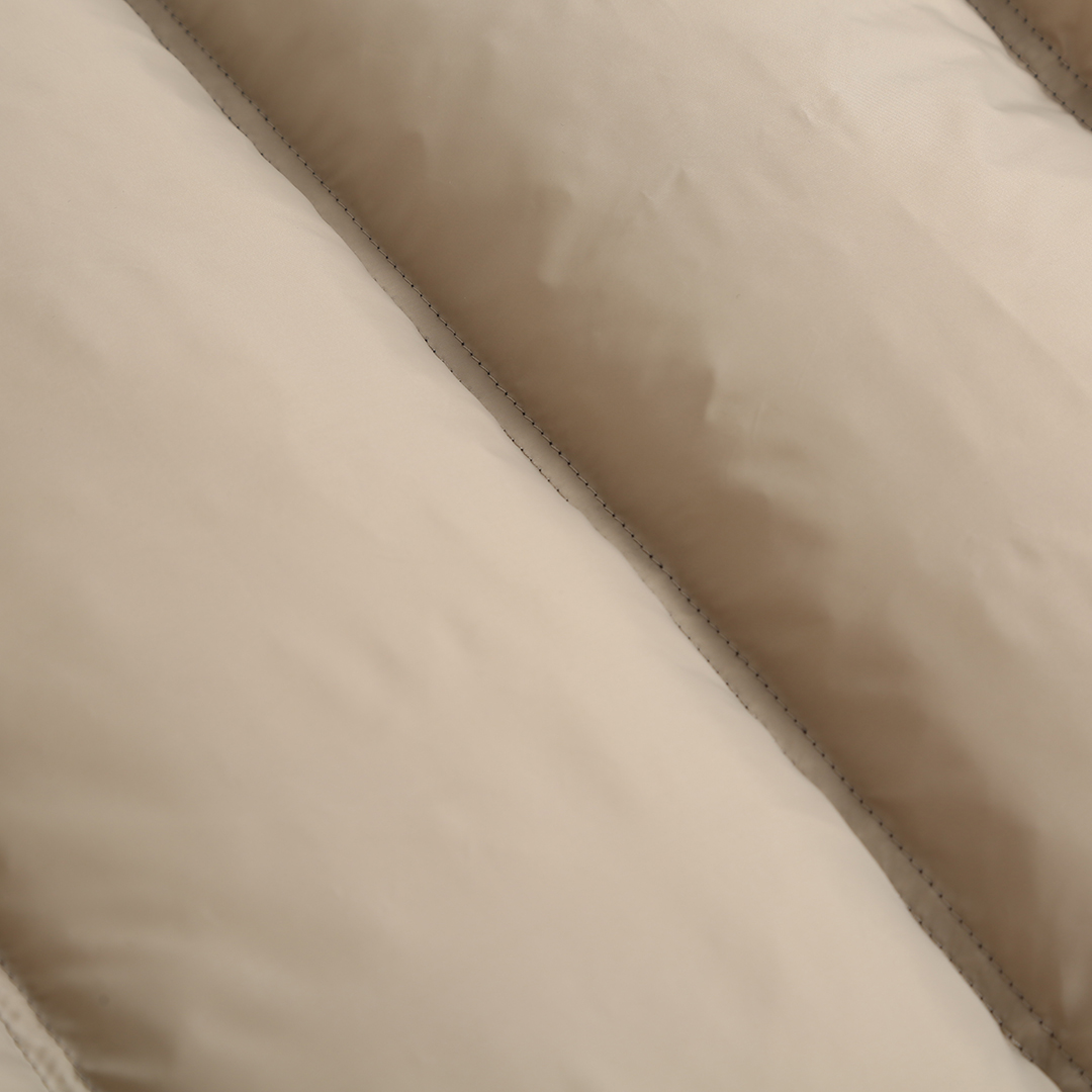 羽绒服-。Monc刀锋武士口袋连帽羽绒服 面料选择:  面料与里料均采用100%聚酰胺纤维(锦纶)打造，高密度织造布面细