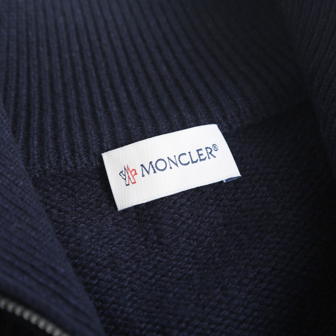 Monc饰章毛织拉链开衫 面料选择： 采用95%剪羊毛搭配5%羊绒混纺纱线，通过精细平针织造工艺织就，纱线经过预缩、柔化