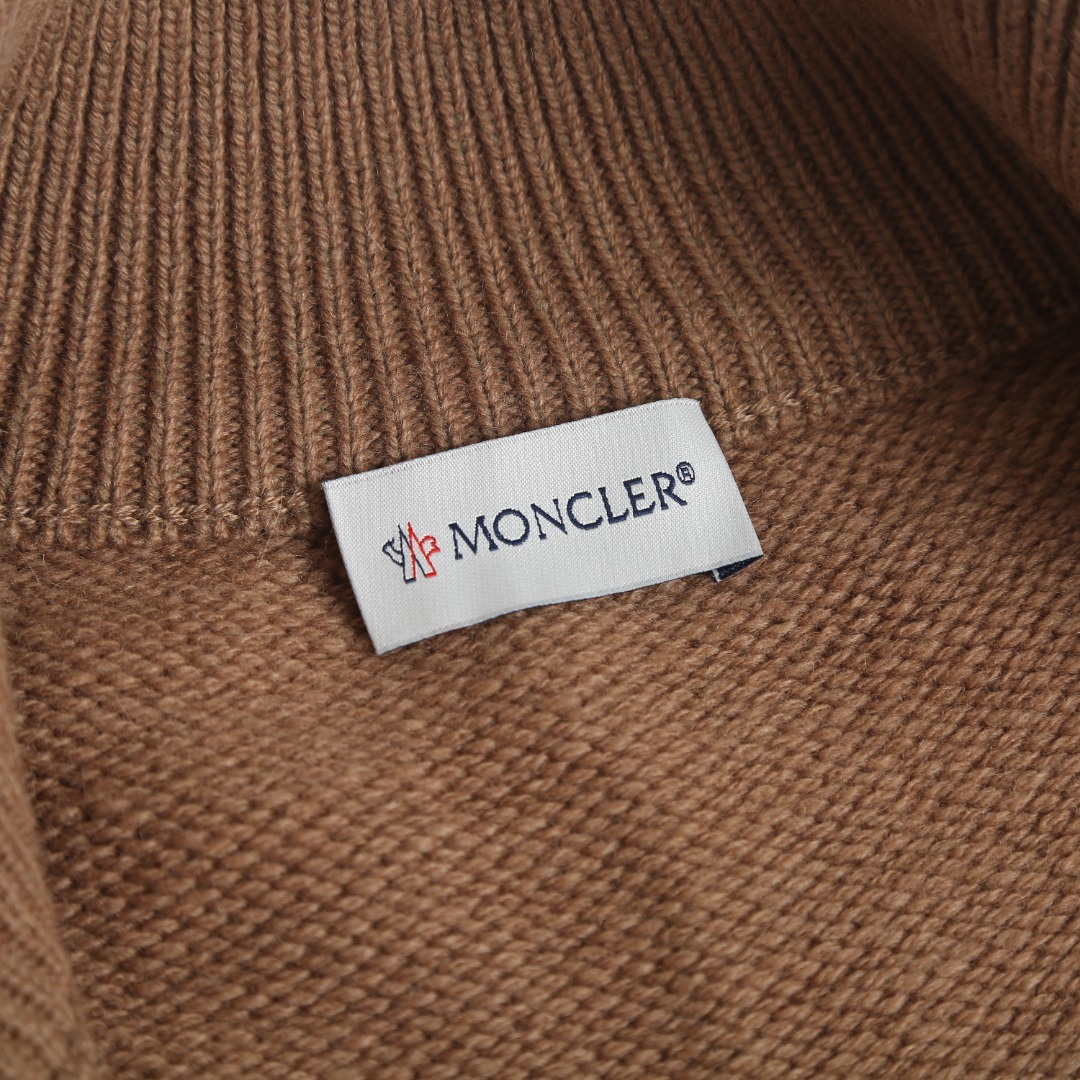 Monc饰章毛织拉链开衫 面料选择： 采用95%剪羊毛搭配5%羊绒混纺纱线，通过精细平针织造工艺织就，纱线经过预缩、柔化