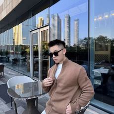 Monc饰章毛织拉链开衫 面料选择: 采用95%剪羊毛搭配5%羊绒混纺纱线,通过精细平针织造工艺织就,纱线经过预缩、柔化 Monc饰章毛织拉链开衫 面料选择: 采用95%剪羊毛搭配5%羊绒混纺纱线,通过精细平针织造工艺织就,纱线经过预缩、柔化
