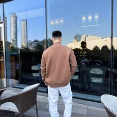 Monc饰章毛织拉链开衫 面料选择: 采用95%剪羊毛搭配5%羊绒混纺纱线,通过精细平针织造工艺织就,纱线经过预缩、柔化 Monc饰章毛织拉链开衫 面料选择: 采用95%剪羊毛搭配5%羊绒混纺纱线,通过精细平针织造工艺织就,纱线经过预缩、柔化