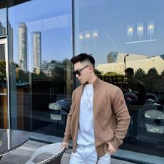 Monc饰章毛织拉链开衫 面料选择: 采用95%剪羊毛搭配5%羊绒混纺纱线,通过精细平针织造工艺织就,纱线经过预缩、柔化 Monc饰章毛织拉链开衫 面料选择: 采用95%剪羊毛搭配5%羊绒混纺纱线,通过精细平针织造工艺织就,纱线经过预缩、柔化