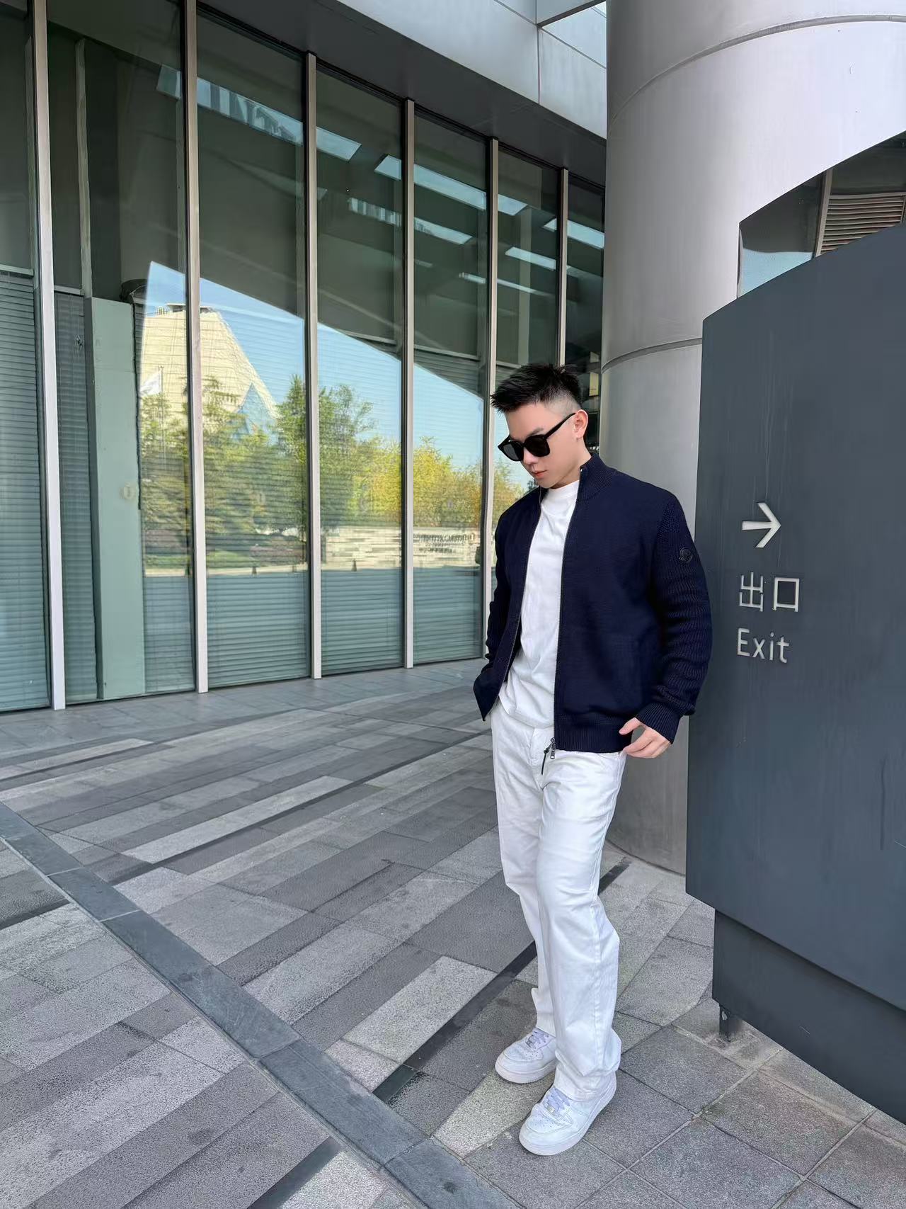 Monc饰章毛织拉链开衫 面料选择： 采用95%剪羊毛搭配5%羊绒混纺纱线，通过精细平针织造工艺织就，纱线经过预缩、柔化