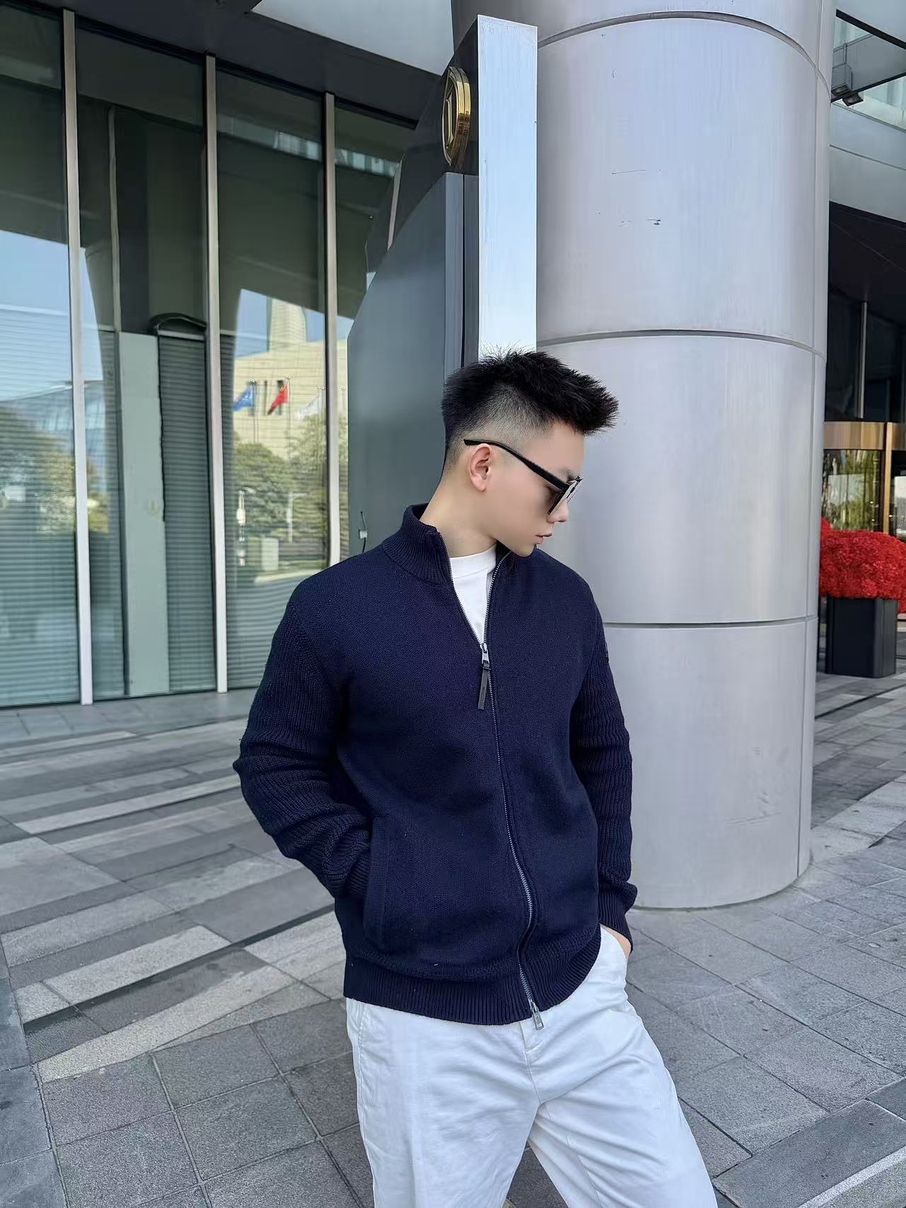 Monc饰章毛织拉链开衫 面料选择： 采用95%剪羊毛搭配5%羊绒混纺纱线，通过精细平针织造工艺织就，纱线经过预缩、柔化
