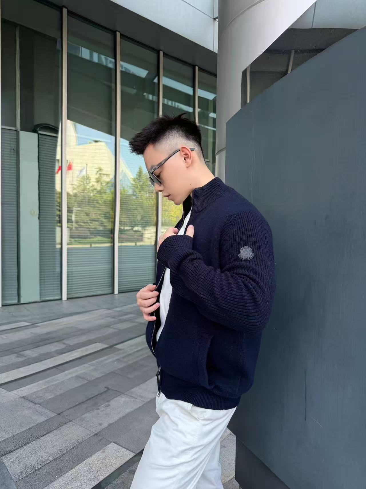 Monc饰章毛织拉链开衫 面料选择： 采用95%剪羊毛搭配5%羊绒混纺纱线，通过精细平针织造工艺织就，纱线经过预缩、柔化