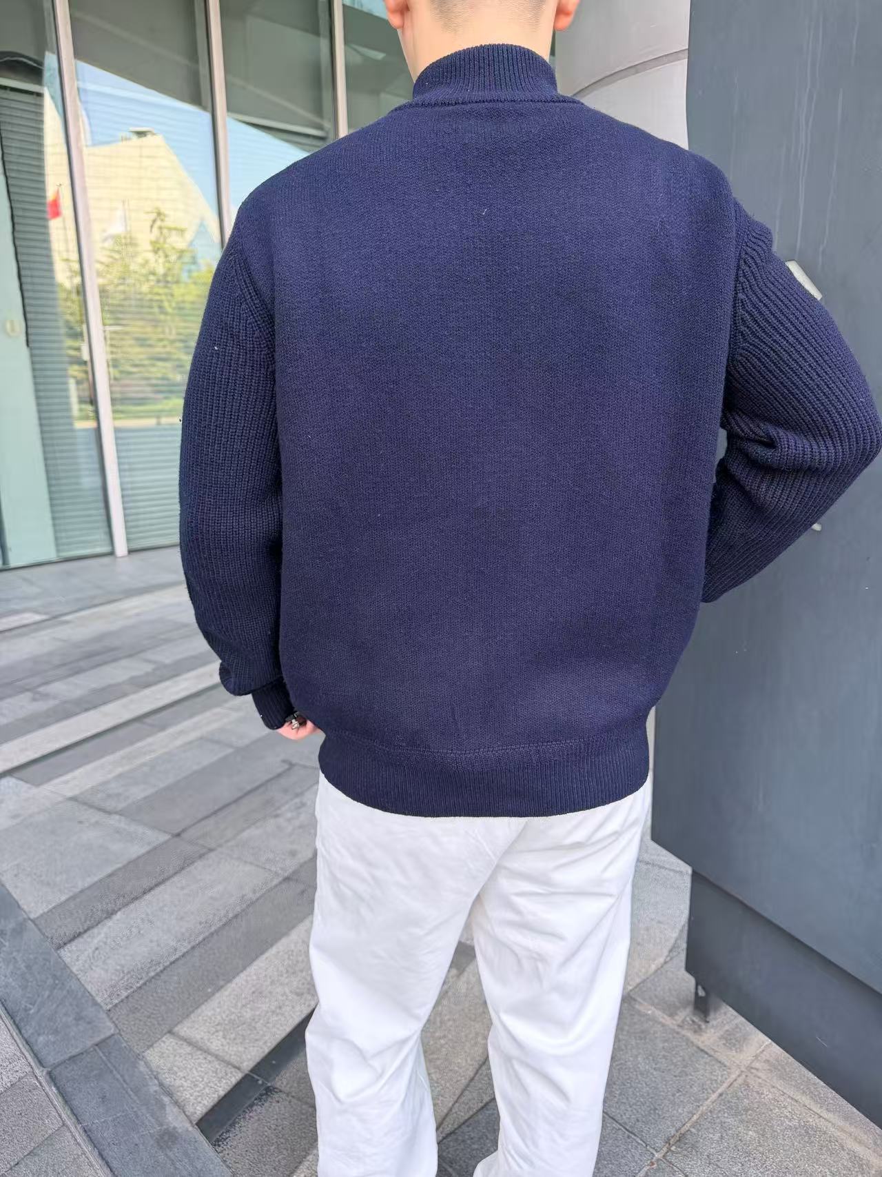 Monc饰章毛织拉链开衫 面料选择： 采用95%剪羊毛搭配5%羊绒混纺纱线，通过精细平针织造工艺织就，纱线经过预缩、柔化