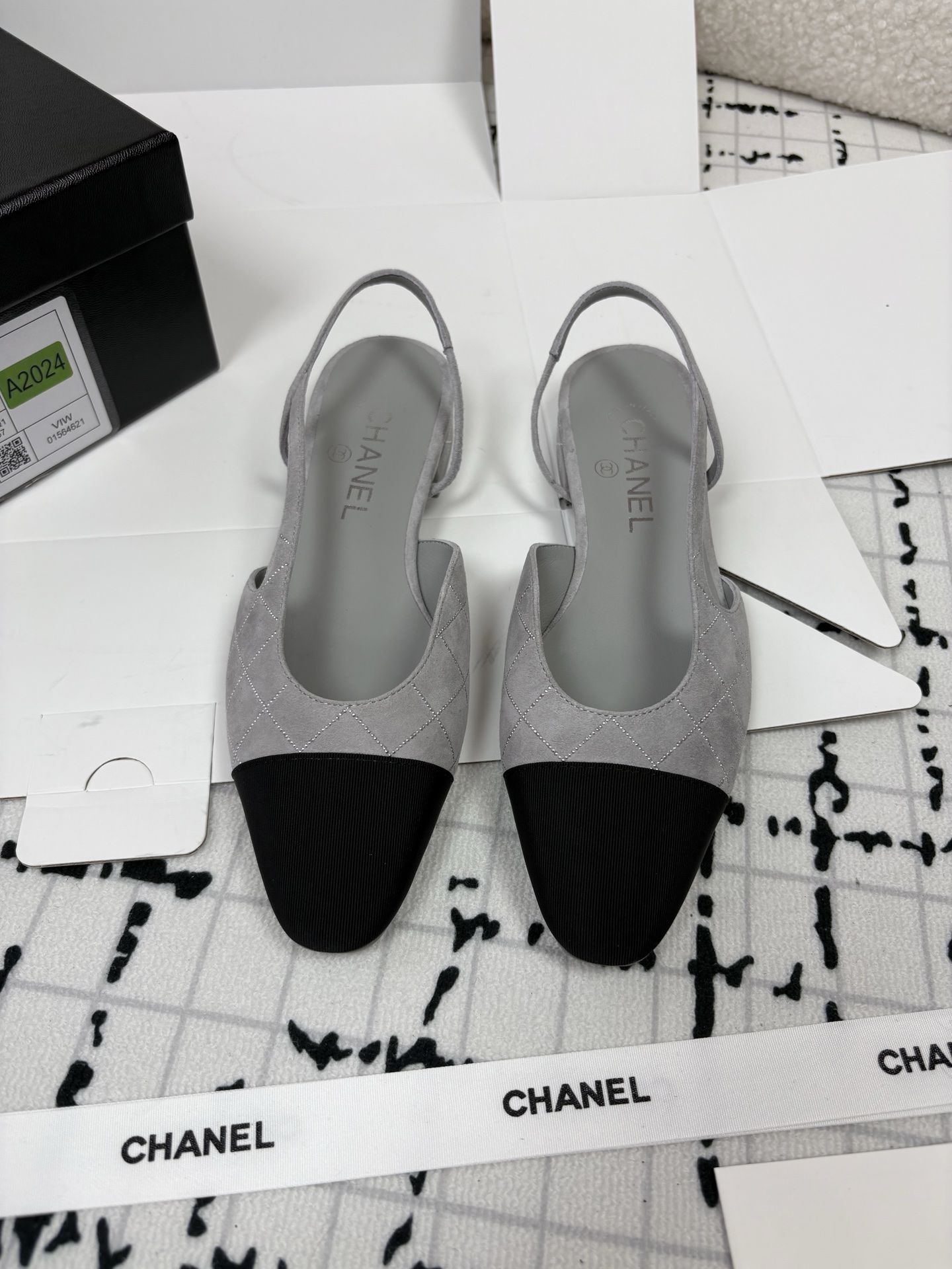 NO:460091,Top quality Chanel Xiaoxiang Classic Series Ss25 Mary Zhen New Product *|Chanel Crystal Sling-back Sandals Sling-back was launched in 1957, and then two-tone design became a classic work of Chane! The latest Sheep Crystal Shoes Workshop's latest Sheep Crystal Sling-back is super perfect details~ Never let your expectations down... The two-color design is simple and exquisite~ The square toe is generous~ The legs are visually extended~ The color of the toe creates a color difference, and the rear lace-up design is simple and elegant~ A pair of classic styles that can be worn for a hundred years Elegant temperament Exquisite and high-end Customized A-grade Sheep Crystal Slides with imported sheepskin lining Heel height 2cm/6.5cm thick heel Sole imported from Italy Size35-39 (34 40 41 42  43 Customized No Returns and Exchanges), Sandals Mary Jane, Chanel, Chanel, Sandals, Mary Jane, Sheepskin, Sheep, Leather Soles19860909顶级品质 Chanel小香经典系列ss25玛丽珍新品 *|香奈儿烫钻后空Sling-back凉鞋 Sling-back于1957年问世,之后two-tone 设计成为 chane*经典之作! 小香鞋工坊最新羊猄烫钻鞋面超完美的细节～ 绝不辜负你们的期待…双色设计简约精美～ 方头大方气质～从视觉上拉长腿部线条～ 鞋头颜色产生了色差感,后系带设计简洁优雅～ 一双能穿百年的经典款 优雅气质 精致又高级 鞋面定制A级羊猄*烫钻 里衬进口羊皮内里 跟高2cm/6.5cm粗跟 鞋底意大利进口真皮大底 Size35-39（34 40 41 42 43定制不退换）,凉鞋玛丽珍,chanel,chanel,sandals,mary jane,sheepskin,sheep,Leather soles,Women's Shoes