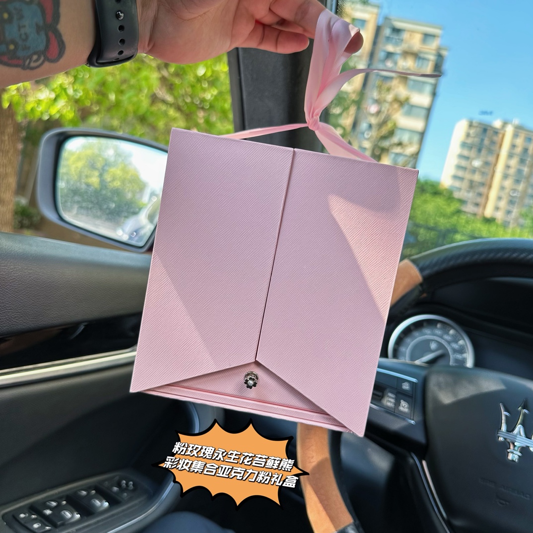 P200#爱就大声说出来,节日完美的表白机会,永不凋谢的玫瑰花苔藓熊+彩妆集合,此情不渝,没有哪个女人能抗拒#【粉玫瑰永生花苔藓熊彩妆集合亚克力粉礼盒】让这份礼物带去你的心意,守护这份情义吧! 粉永生玫瑰花苔藓熊亚克力礼盒+纪梵希N37口红+香柰儿58#口红+迪澳999#口红+迪澳粉魅惑香水!炒鸡高颜值的礼盒! 永不凋谢的玫瑰花熊代表了永不失联的爱,剁手都要抢!送爱人:遇见你,在我醉美的年华!送闺蜜:吹不散骂不走的姐妹!送母亲:时间都去哪了?有颜有内涵的礼盒就一批十几个,兄弟姐妹萌且抢且珍惜! 永生花永不凋谢喔,温馨浪漫的表白专属品,兄弟姐妹萌千万别错过!有颜又有内涵的礼盒,送人自留都是非常完美的!闭眼抢!