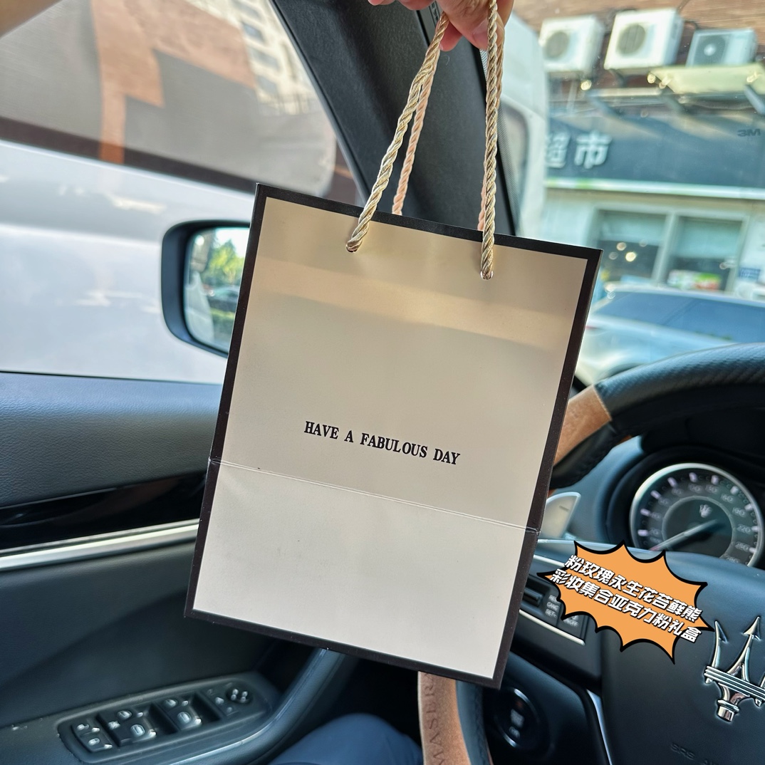 P200#爱就大声说出来,节日完美的表白机会,永不凋谢的玫瑰花苔藓熊+彩妆集合,此情不渝,没有哪个女人能抗拒#【粉玫瑰永生花苔藓熊彩妆集合亚克力粉礼盒】让这份礼物带去你的心意,守护这份情义吧! 粉永生玫瑰花苔藓熊亚克力礼盒+纪梵希N37口红+香柰儿58#口红+迪澳999#口红+迪澳粉魅惑香水!炒鸡高颜值的礼盒! 永不凋谢的玫瑰花熊代表了永不失联的爱,剁手都要抢!送爱人:遇见你,在我醉美的年华!送闺蜜:吹不散骂不走的姐妹!送母亲:时间都去哪了?有颜有内涵的礼盒就一批十几个,兄弟姐妹萌且抢且珍惜! 永生花永不凋谢喔,温馨浪漫的表白专属品,兄弟姐妹萌千万别错过!有颜又有内涵的礼盒,送人自留都是非常完美的!闭眼抢!