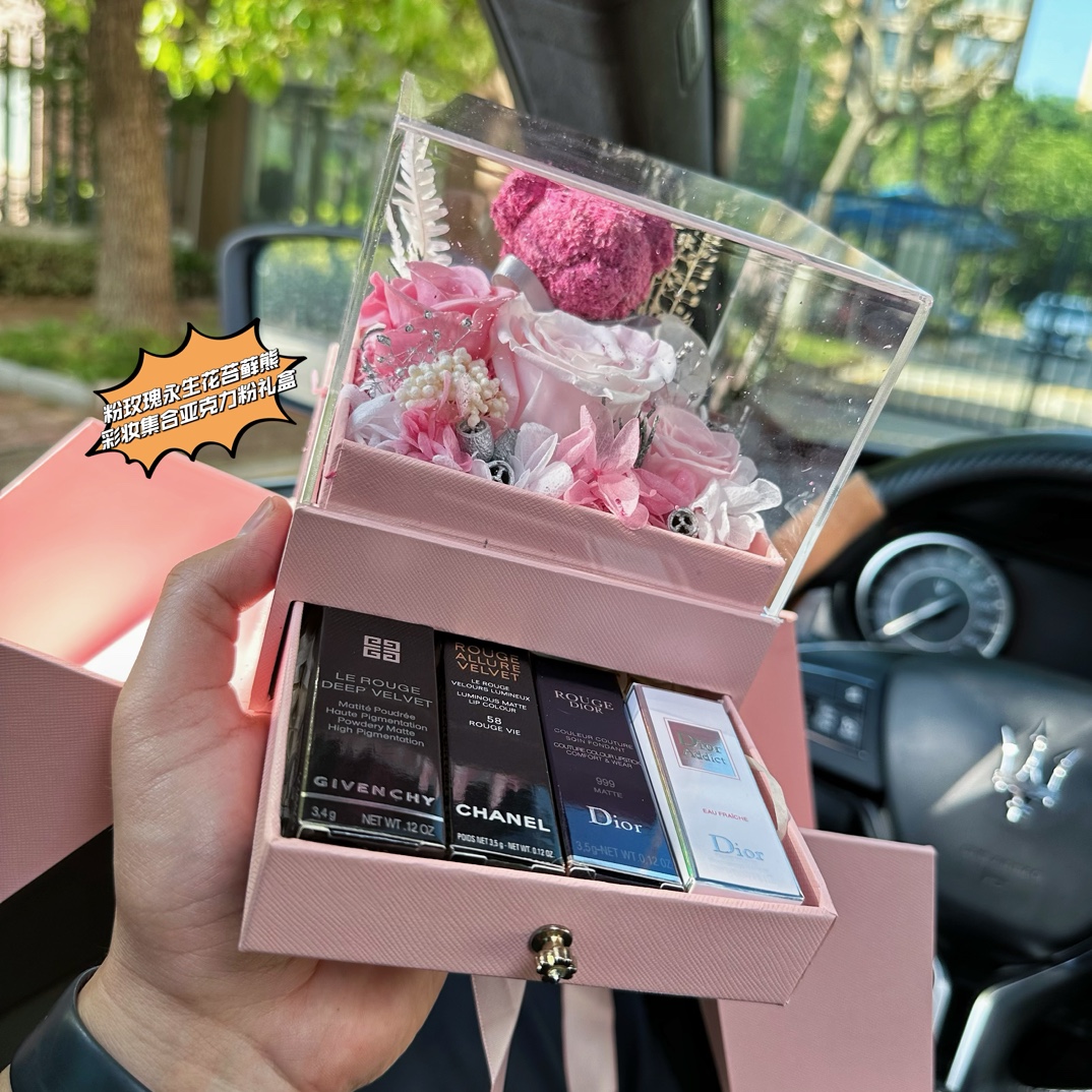 P200#爱就大声说出来,节日完美的表白机会,永不凋谢的玫瑰花苔藓熊+彩妆集合,此情不渝,没有哪个女人能抗拒#【粉玫瑰永生花苔藓熊彩妆集合亚克力粉礼盒】让这份礼物带去你的心意,守护这份情义吧! 粉永生玫瑰花苔藓熊亚克力礼盒+纪梵希N37口红+香柰儿58#口红+迪澳999#口红+迪澳粉魅惑香水!炒鸡高颜值的礼盒! 永不凋谢的玫瑰花熊代表了永不失联的爱,剁手都要抢!送爱人:遇见你,在我醉美的年华!送闺蜜:吹不散骂不走的姐妹!送母亲:时间都去哪了?有颜有内涵的礼盒就一批十几个,兄弟姐妹萌且抢且珍惜! 永生花永不凋谢喔,温馨浪漫的表白专属品,兄弟姐妹萌千万别错过!有颜又有内涵的礼盒,送人自留都是非常完美的!闭眼抢!