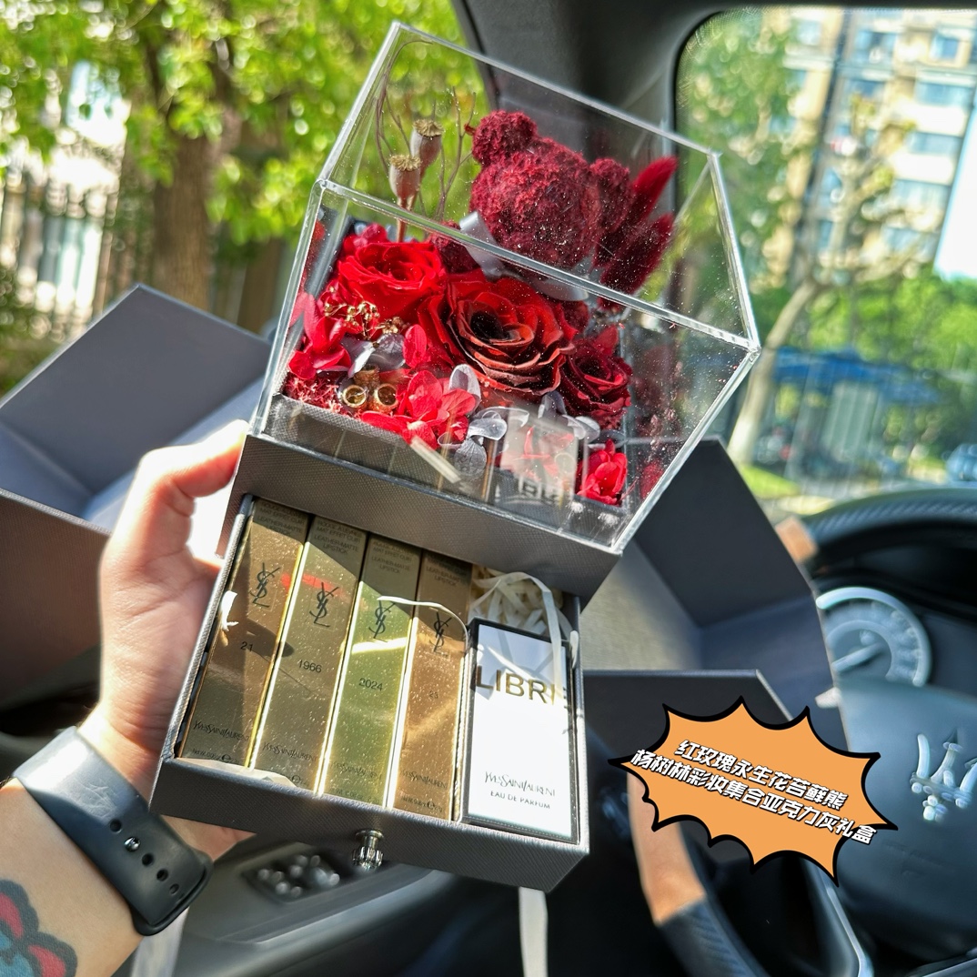 P220#永不凋谢的玫瑰花苔藓熊+杨树林彩妆集合,爱就大声说出来,节日完美的表白机会,此情不渝,没有哪个女人能抗拒#【红玫瑰永生花苔藓熊杨树林彩妆五件套亚克力灰礼盒】让这份礼物带去你的心意,守护这份情义吧! 红永生玫瑰花苔藓熊亚克力礼盒+杨树林21#+23#+1966#+2024#+自由之水香水!炒鸡高颜值的礼盒! 永不凋谢的玫瑰花熊代表了永不失联的爱,剁手都要抢!送爱人:遇见你,在我醉美的年华!送闺蜜:吹不散骂不走的姐妹!送母亲:时间都去哪了?有颜有内涵的礼盒就一批十几个,兄弟姐妹萌且抢且珍惜! 永生花永不凋谢喔,温馨浪漫的表白专属品,兄弟姐妹萌千万别错过!有颜又有内涵的礼盒,送人自留都是非常完美的!闭眼抢!