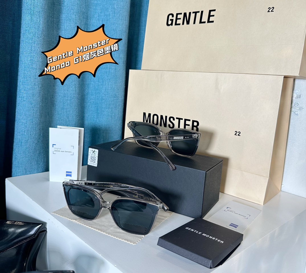 P70!换白色包装!#墨镜不止只有黑色,醉飒大象烟灰色,气质不够,墨镜来凑,佺新包装,区别市面便宜黑色白色包装#【简特芒斯特Gentle M0nster Mondo G1烟灰色男女同款高清太阳墨镜遮阳镜】各路明星网红种草,线上官网1970一副难求!【咱家这次毒家包装,区别市面老掉牙的黑色白色包装】性价比醉强!嗨关扣鸭就一批几十副,掌柜逆T浮利!白菜J!手慢无! 打铁还需自身硬!醉强的版本一定来历不简单!【每盒都带嗨关扣鸭防伪贴,刮涂层扫码输串码即可显示为正规产品】因为延误交货期,沦为退单,镜片虽好然而出产时少了蔡司镜片防伪,所以价格才如此白菜,但是货一定是牛货!就一批几十副,洒洒水就抢完的明星墨镜!售完无,且抢且珍惜! 强势的渠D来历造就了它与Z品柜台的如出一辙的细节!镜框上都有烫金激光logo,镜脚处配以饰钉细节!镜片那就更加讲究了,进口防过敏TR材质,蔡司偏光镜片,百分百防止紫外线的侵袭,提供高效UV保护!框架一体成型!改进了老款板材的重量,缓解对鼻梁的压力!衣有衣版,镜有镜版,边框弧线柔和优雅,完美的修饰了各类人的脸型,Oversize的镜框不仅遮脸还显脸小喔!同时大大的镜框还很适合长脸,可以有效的缩短脸长,炒鸡显脸小! 挡住强烈的阳光,展现明星的魅力,同一个景色,不同的感觉,爱上阳光,只因有你,逆T爆款,兄弟姐妹们闭眼抢!