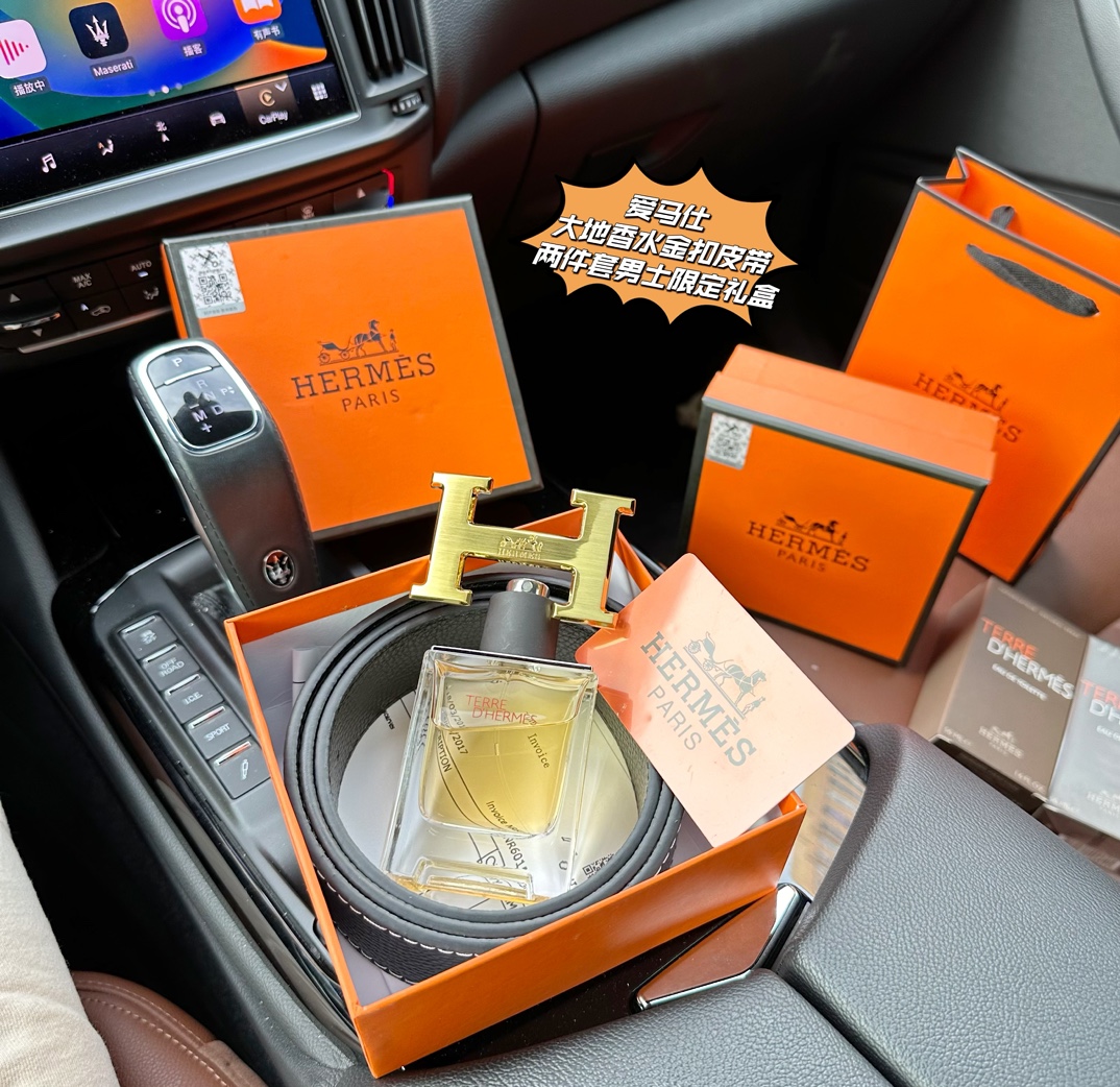 （备战8.10七夕情人节）P140#属于节日里男同胞的艾玛橙，这次礼物必须来一个，毒家礼物给身边的男士独一无二的爱，男人一生总得有次这样的体验#【Herms嗳马士七夕情人节大地香水金扣皮带两件套限定礼盒】嗨关扣鸭就一批十来盒，姐妹萌且抢且珍惜！光冲这个礼盒颜值，小哥哥们都会爱吧，真的一眼上头！开盖即是惊艳！掌柜这次诚意之作，Du家版，感情升温神器！ 打铁还需自身硬！每盒都带嗨关扣鸭防伪贴，刮涂层扫码输串码即可显示为正规产品！咱J格如此白菜？毒家细节还有谁！且抢且珍惜！ 相信我，用香水的男人真的是魅力自动加分，特别是选择一瓶所谓的斩女香！征服您的感官从这瓶大地香水开始！现代+经典+芳香于一身的香水！经典的H家设计风格！金扣logo清晰可见，皮带表面纹理整齐有序！全部手工缝制！！完美合一！不折不扣的高级货，所有细节全部到位！神级制作！工艺也非常精致！用起来紧实！不会松垮。 爱不是负担，而是你用心对我，男人虽然外表坚强，但是内心也想被那个她重视喔，真的是一套齐活了！限定礼盒喔！要给身边男士送礼物的抓紧啦，逆T颜值+内涵的礼盒，必须给姐妹们爱的那个他安排上，仅一批十几盒！先到先得，闭眼抢！