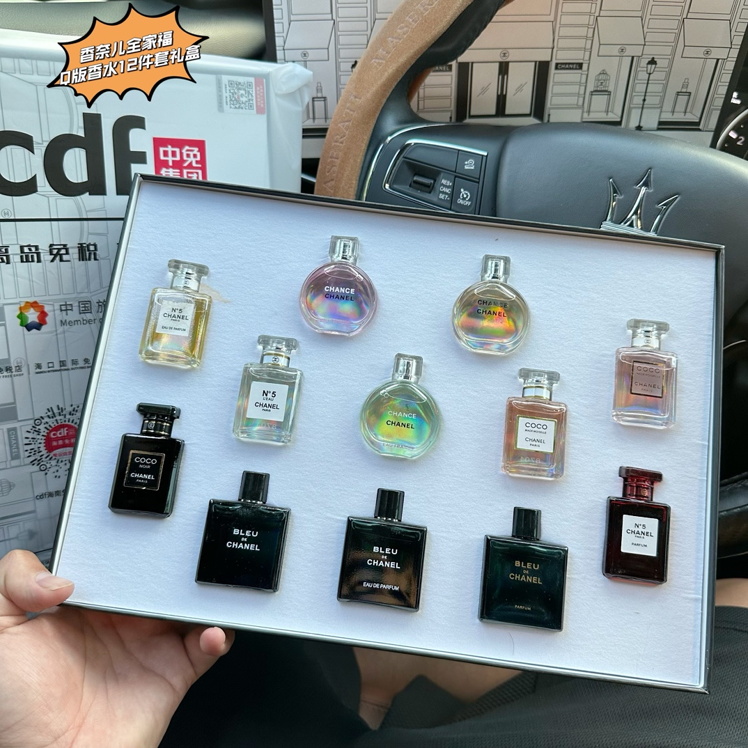 P140#秋天的第一盒香水,十二生肖个个都有故事,而12支香水在一个礼盒里又会有多少爱恨情仇呢?一盒香水,12种体验,样样让您大开眼界#【Ch@nel香萘尔全家福Q版香水12件套礼盒】CDF中免流出,掌柜手里就一批十来套,抢到就是赚到!荃网香氛霸主来袭,独一无二的魅力,尽情释放,无需刻意追求,它自会寻你而来,毒家防伪细节,区别市面任意版本!香水控闭眼抢,洒洒水就抢完啦,感受下今年香氛荃网霸主的魅力! 打铁还需自身硬!神一般的渠D,市面毒家,每盒都带CDF中免集团包装袋+免稅直邮防伪贴,刮涂层扫码输串码即可显示为正规产品!就这细节还有谁?一次买到香家的12种不同款式的香水,真心炒鸡幸福!炒鸡牛P,兄弟姐妹萌且抢且珍惜! 买香水就要买小样,真的很超值,花便宜的价格可以买到多种不同的味道,根据心情每天换一个,贼开心!12种味道:蔚蓝男士香水3瓶*7ml;coco系列香水3瓶*7ml;N5系列香水3瓶*7ml;邂逅系列香水3瓶*7ml!香水这种东西说实话可以用喜新厌旧形容!买了大瓶又贵又用好久,然后出了新品旧的还没用完,这样真的很烦人,所以,本期这款真的太超值了! 掌柜自留实力推荐!主要味道好闻,出行也方便携带,以后就抢小毫升的香水啦!逆T礼盒,闭眼抢!