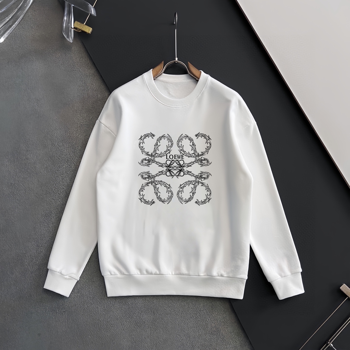LOEWE クラシックデザインの個性派スウェットシャツ