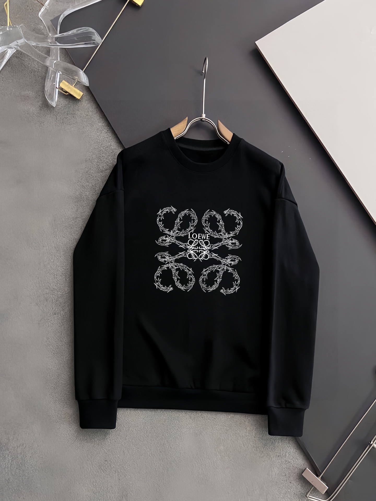 LOEWE 個性派クラシックデザインの純綿スウェットシャツ