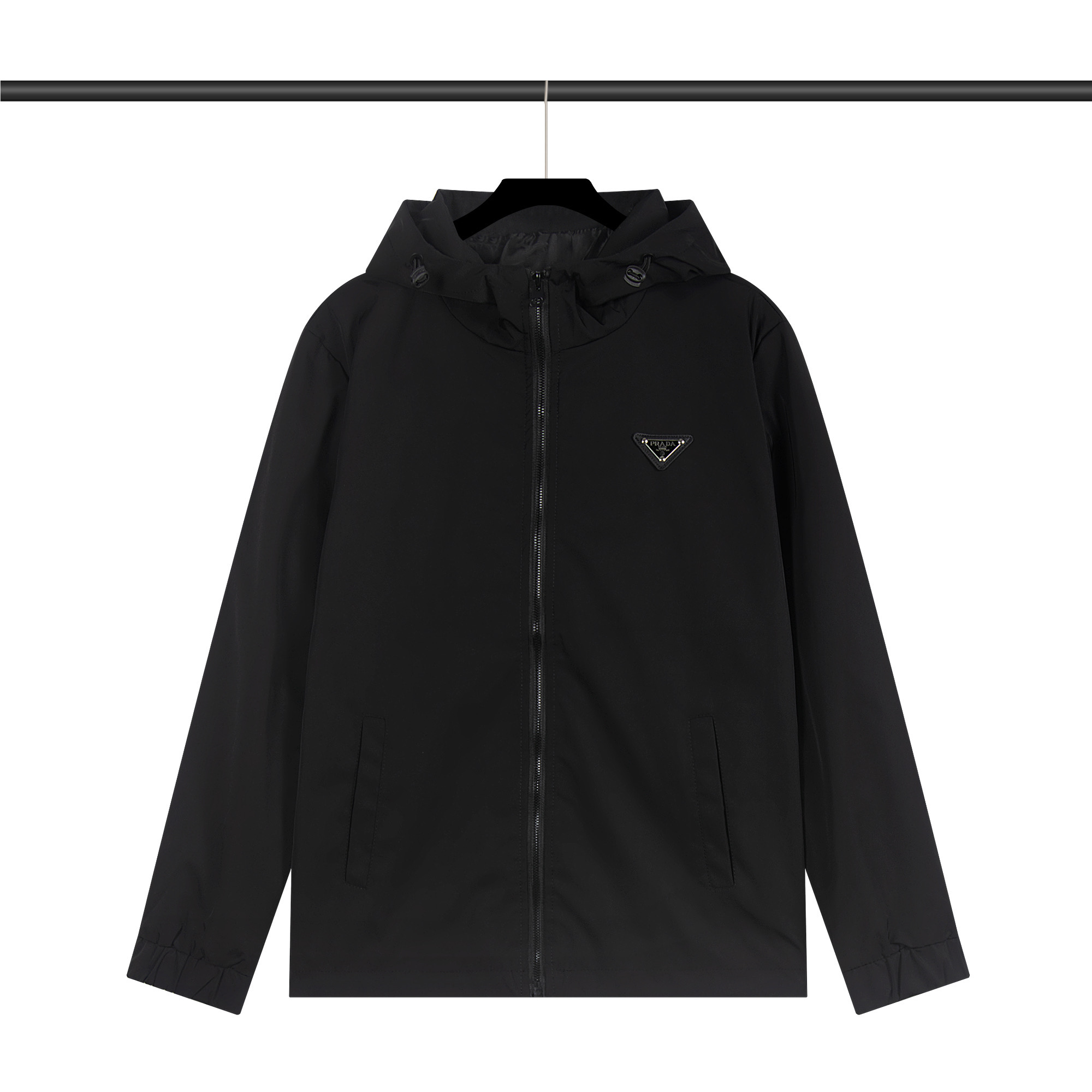 Prada 25ss普拉达经典连帽夹克风衣小标外套 品牌字母标志图案,独特风格拉链口袋设计采用专用定制面料,最流行时尚风格元素路线,上身效果超帅气 颜色:黑色