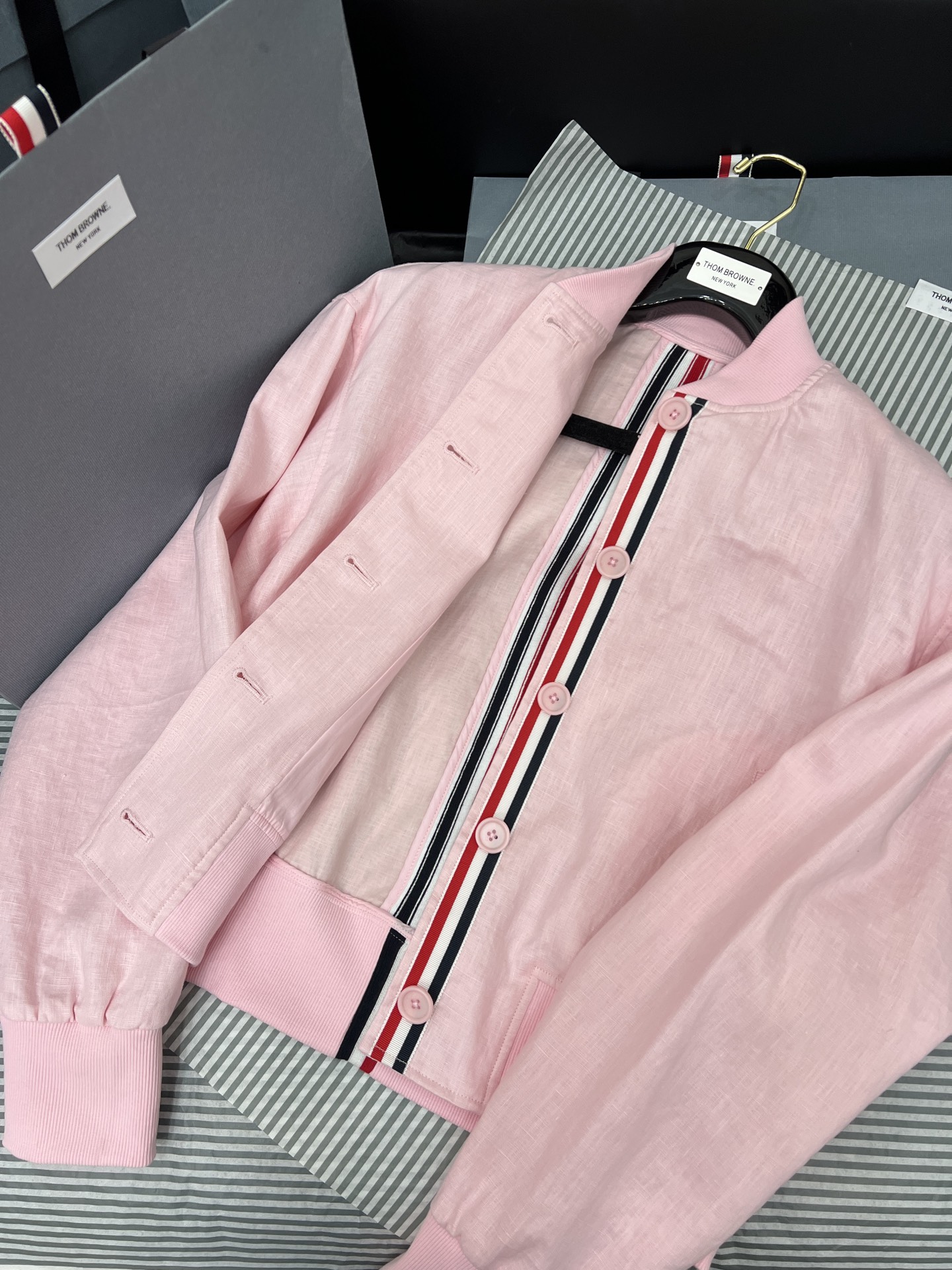 NO:330214,Original single ruthless women's clothing with packaging 25s thin thread jacket, casual and versatile daily style simple and fashionable~ the spliced ​​webbing is very representative, energetic and youthful college style!  Threaded splicing of neckline cuffs makes it more advanced ~ the overall style of the upper body will be more fashionable ~ the height proportions are better modified ~ SML details pictures are real shot, Jackets & coats, alexander wang19860909原单狠货女装 配包装25s 薄款麻料外套休闲百搭的日常款简约时髦～拼接的织带极具有代表性 活力青春的学院风！领口袖口螺纹拼接 更显高级～上身整体版型会更加时髦 更好的修饰身高比例～SML细节图实拍,,jackets & coats,alexander wang,Women's clothing