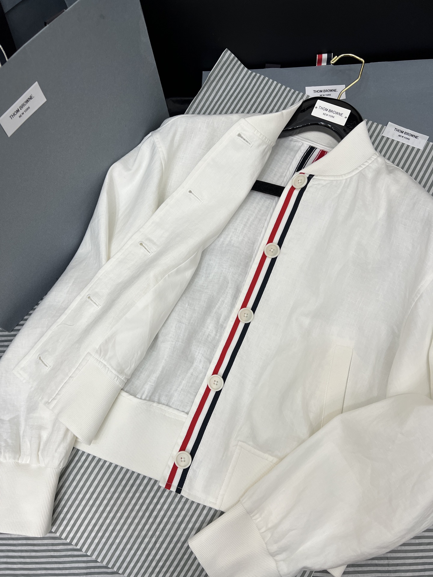 NO:330220,Original single ruthless women's clothing with packaging 25s thin thread jacket, casual and versatile daily style simple and fashionable~ the spliced ​​webbing is very representative, energetic and youthful college style!  Threaded splicing of neckline cuffs makes it more advanced ~ the overall style of the upper body will be more fashionable ~ the height proportions are better modified ~ SML details pictures are real shot, Jackets & coats, alexander wang19860909原单狠货女装 配包装25s 薄款麻料外套休闲百搭的日常款简约时髦～拼接的织带极具有代表性 活力青春的学院风！领口袖口螺纹拼接 更显高级～上身整体版型会更加时髦 更好的修饰身高比例～SML细节图实拍,,jackets & coats,alexander wang,Women's clothing