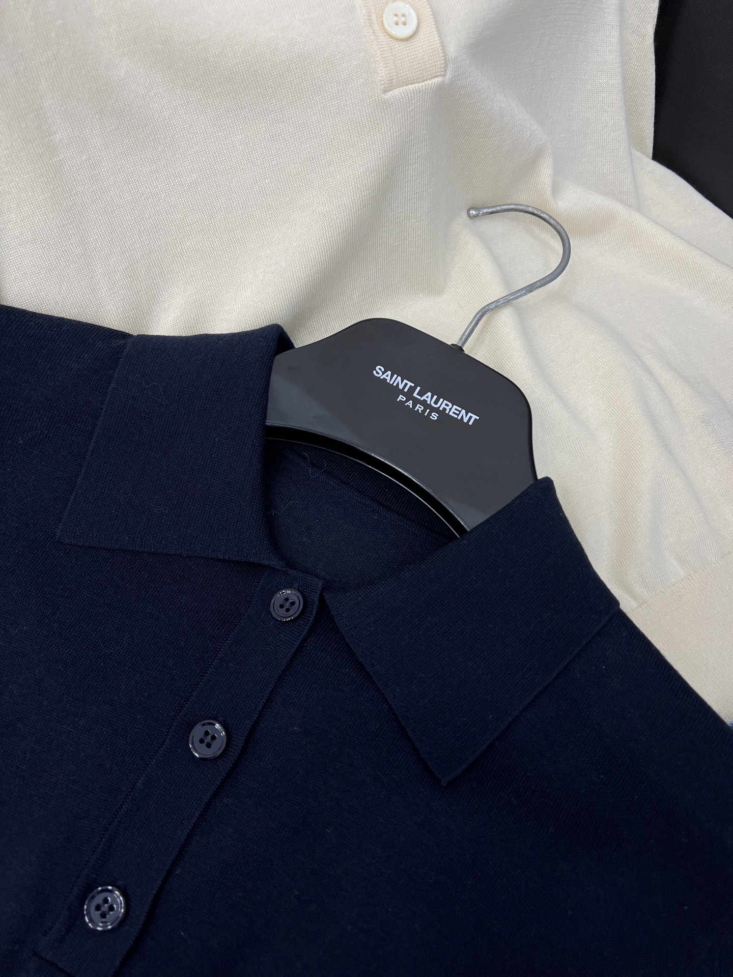 NO:330454,Original single ruthless women's clothing with packaging 25s polo knitted short sleeves must be entered in the pursuit of quality. A must-have for simple and high-end wardrobe. Super fine yarn   imported machine embroidery craftsmanship. Comfortable and superb sense. SML navy blue details, T-shirt, alexander wang19860909原单狠货女装 配包装25s polo针织短袖追求品质的一定要入哦 简约高级衣橱必备 超细支纱线 进口机刺绣工艺 舒适感透感超棒 SML藏青色细节图,,T-shirt,alexander wang,Women's clothing