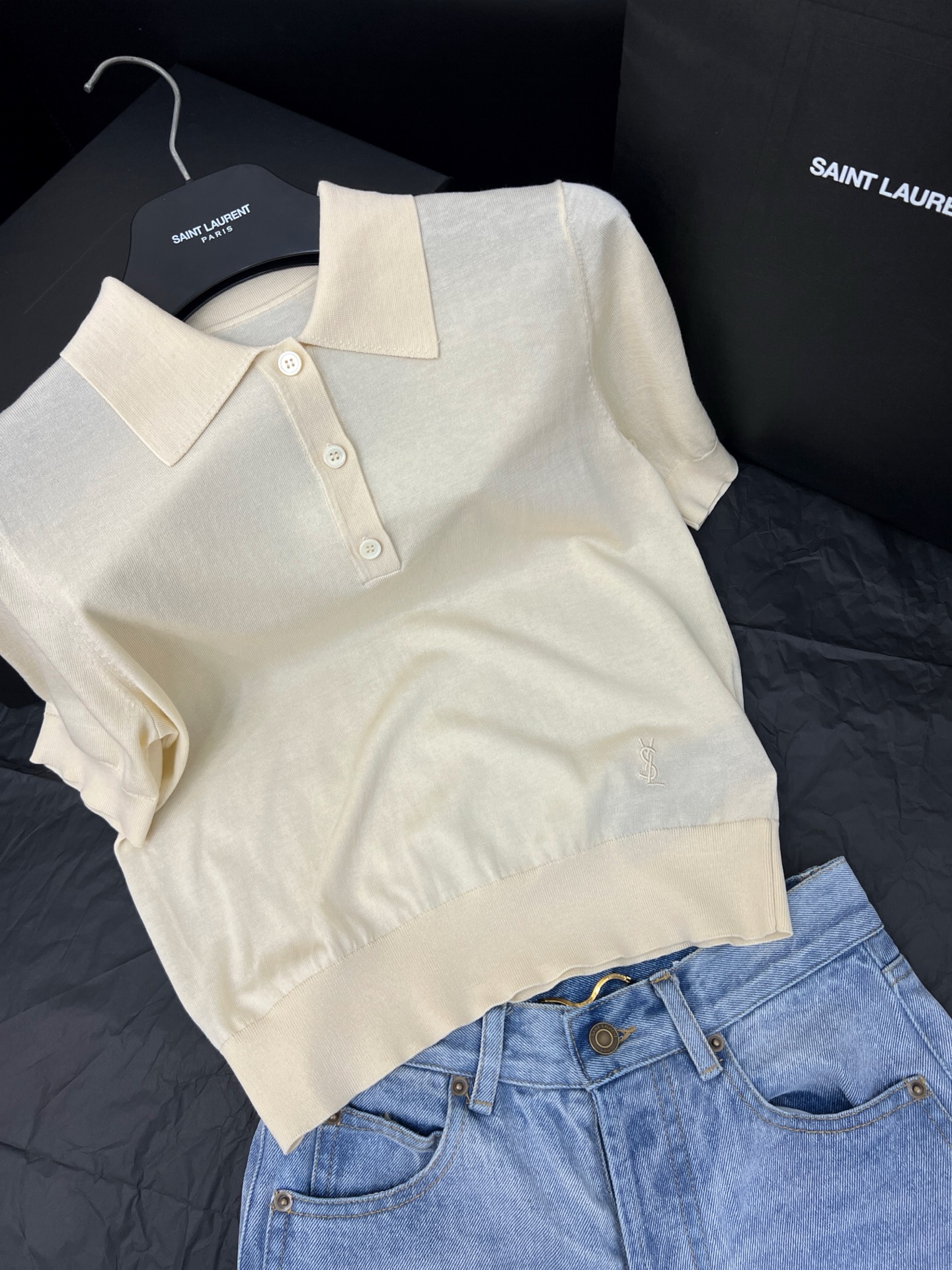 NO:330451,Original single ruthless women's clothing with packaging 25s polo knitted short sleeves must be entered in the pursuit of quality. A simple and high-end wardrobe must have super fine yarn   imported machine embroidery craftsmanship. Comfortable and translucent SML apricot color details, T-shirt, alexander wang19860909原单狠货女装 配包装25s polo针织短袖追求品质的一定要入哦 简约高级衣橱必备 超细支纱线 进口机刺绣工艺 舒适感透感超棒 SML 杏色细节图,,T-shirt,alexander wang,Women's clothing