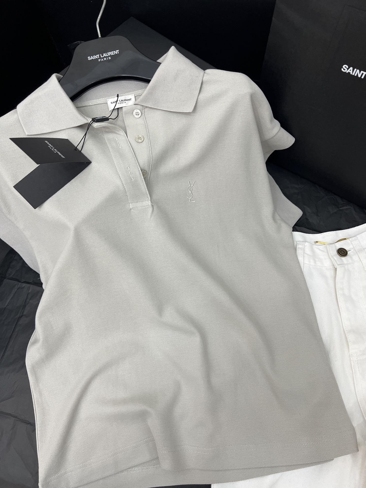 NO:330457,Original single ruthless women's clothing with 25s packaging, simple Polo short-sleeved sloping shoulder style~ The color matching is a god~~ The aristocratic college style is simple and elegant!  The iconic embroidery logo is fashionable and modern, the lapels are very elegant, and they look good with trousers and shorts in minutes get long legs look. SML technology gray, shorts, T-shirt, alexander wang19860909原单狠货女装 配包装25s 简约Polo短袖溜肩款～配色封神了～～贵族学院风简约有气质！标志性刺绣logo时髦摩登 翻领非常显气质 搭配长裤短裤都好看分分钟get大长腿look.SML科技灰,,shorts,T-shirt,alexander wang,Women's clothing