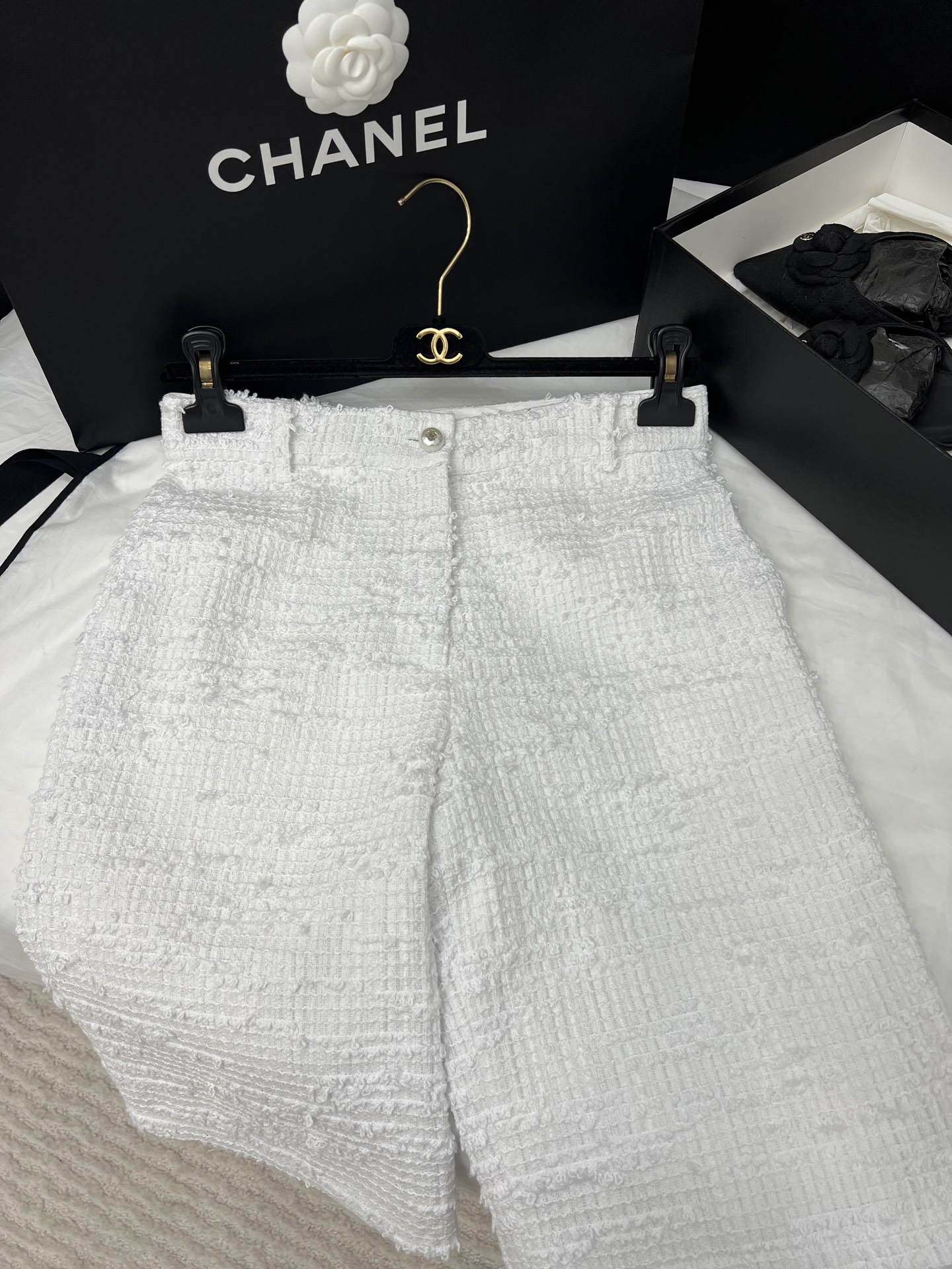 NO:330460,Original single ruthless women's clothing with packaging 25p pearl button mid-trousers to create a soul item for long-legged look~~ Customized concave and undulating fabric, unique style~ perfect tailoring to lift the hips and make you look slim. Sweet girlish atmosphere Suitable for early spring with various jackets~ SML details, real shots, jackets & coats, alexander wang19860909原单狠货女装 配包装25p 珍珠扣中裤打造长腿look的灵魂单品～～ 定制凹凸起伏的面料 别致风格 ～剪裁完美提臀显瘦.甜美少女气息 适合早春搭配各种外套～ SML 细节图实拍,,jackets & coats,alexander wang,Women's clothing